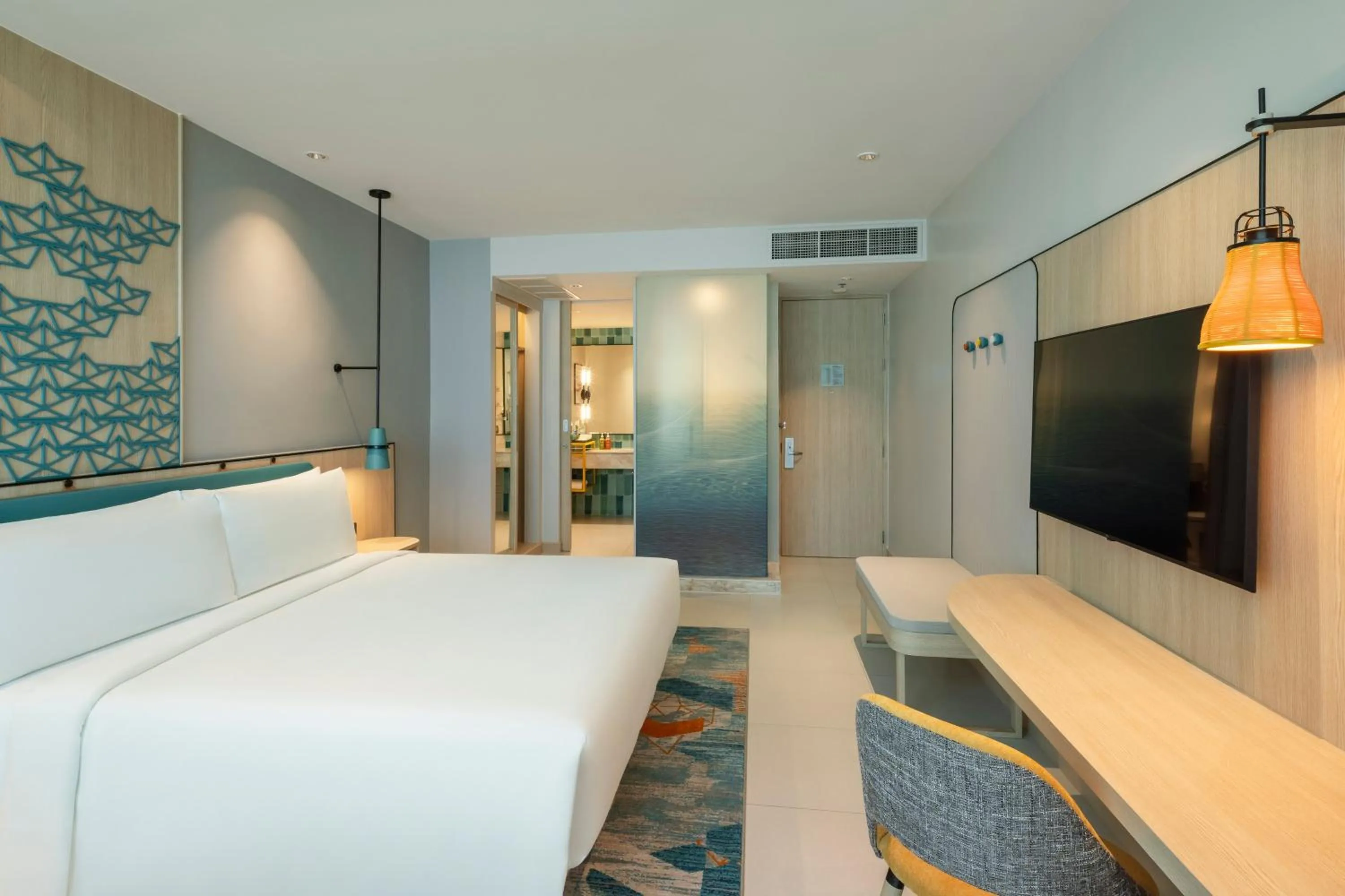 Photo of the whole room, Bed in Holiday Inn Pattaya by IHG