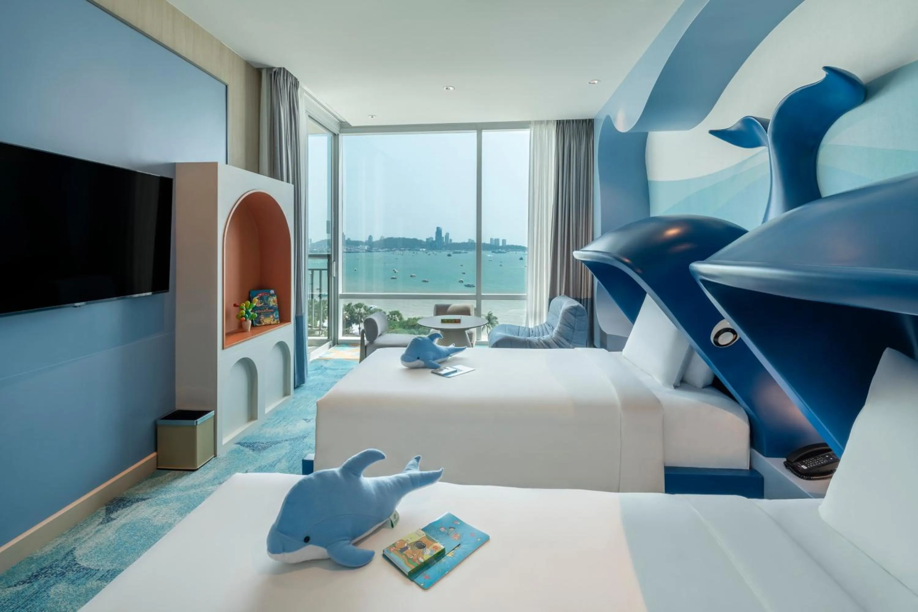 Photo of the whole room, Bed in Holiday Inn Pattaya by IHG