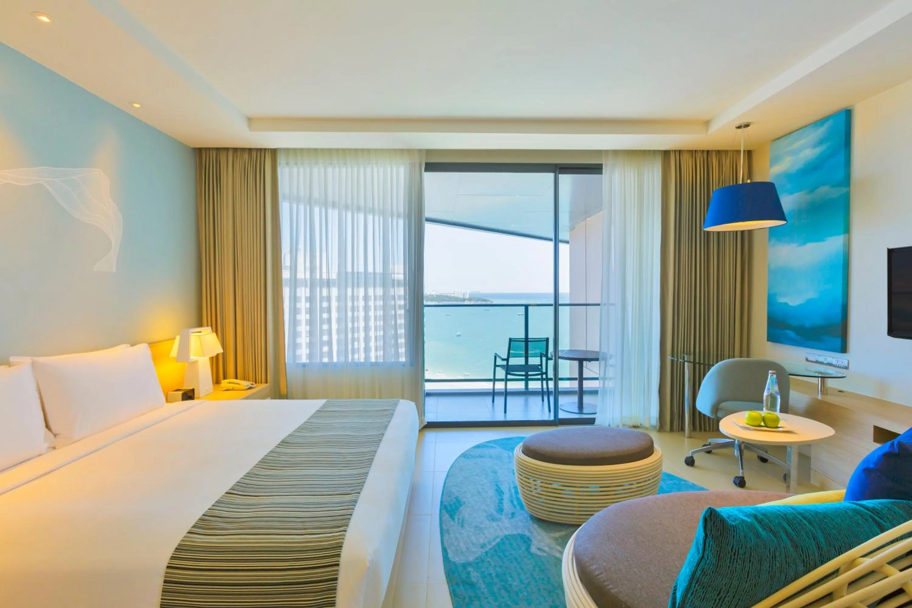 Photo of the whole room, Bed in Holiday Inn Pattaya by IHG