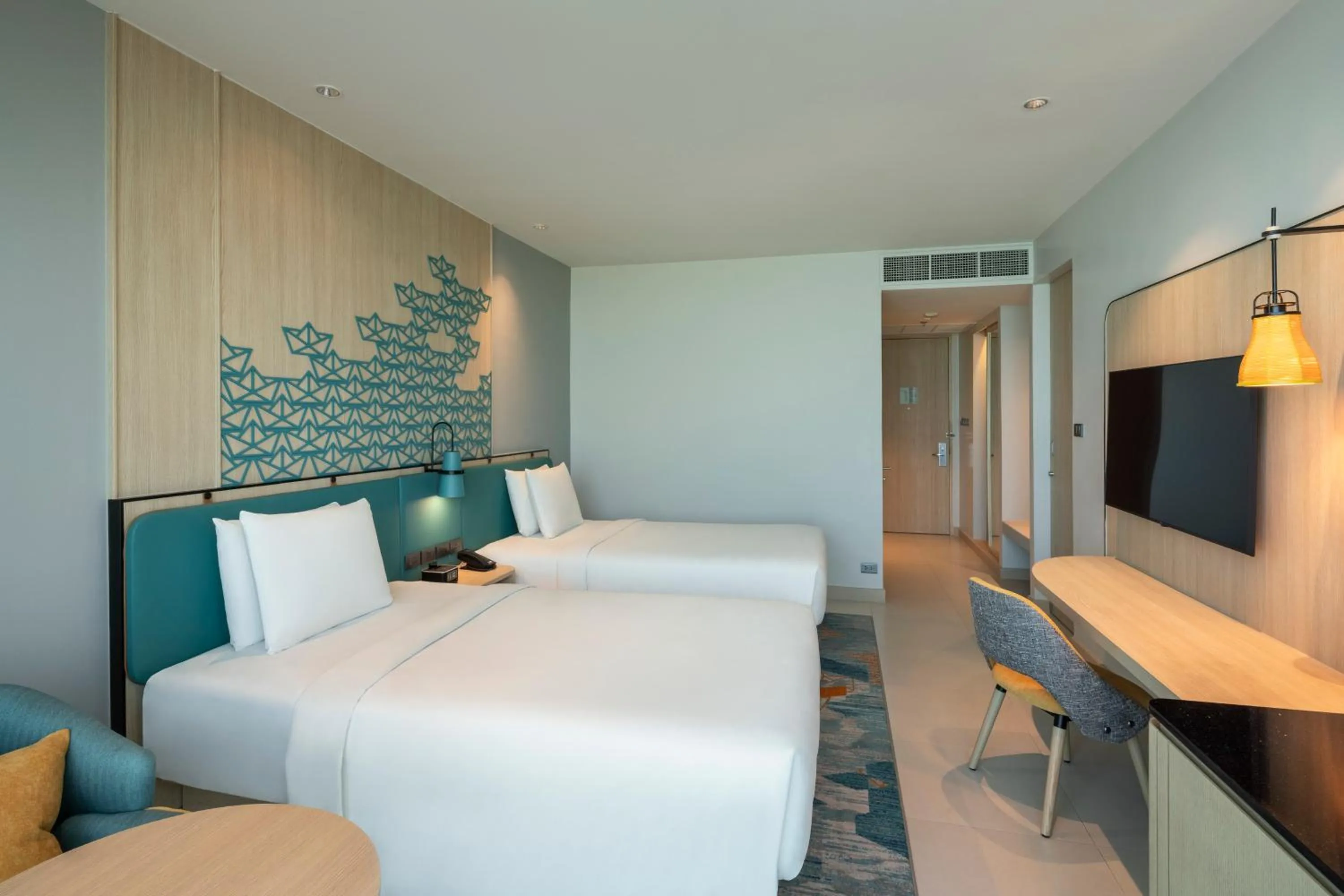 Photo of the whole room, Bed in Holiday Inn Pattaya by IHG