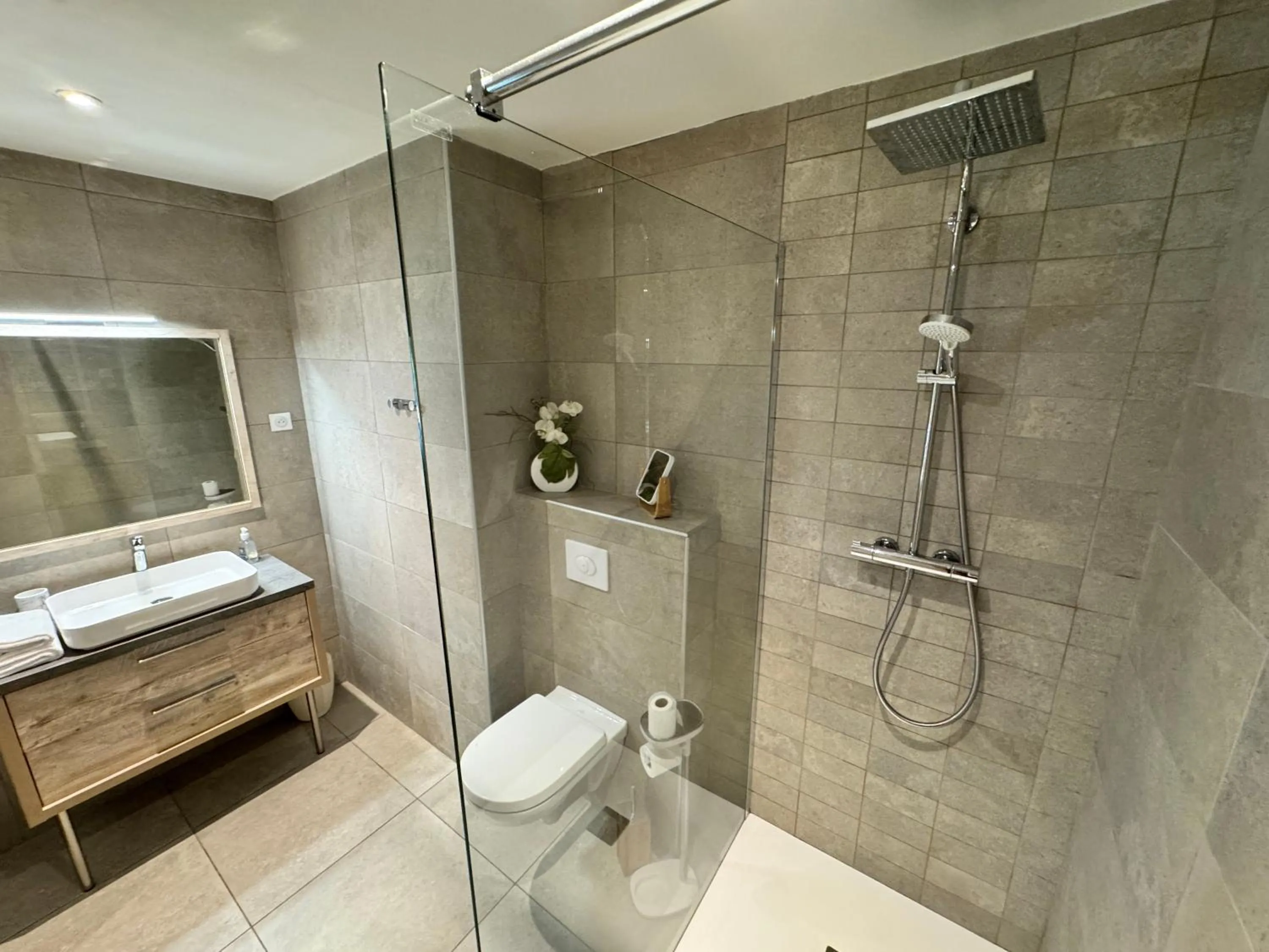 Shower in Hotel Le Galambre