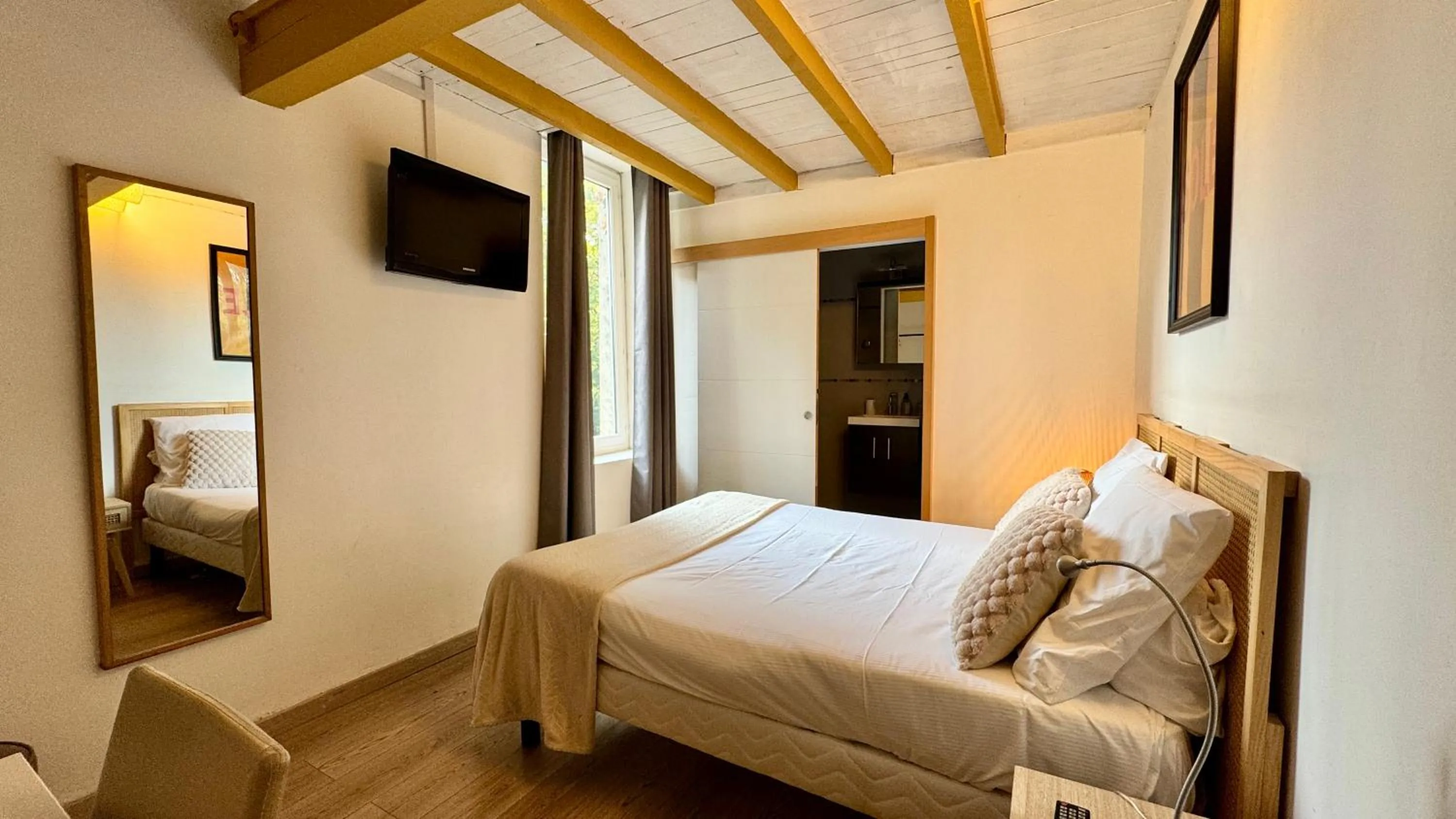 Bed in Hotel Le Galambre