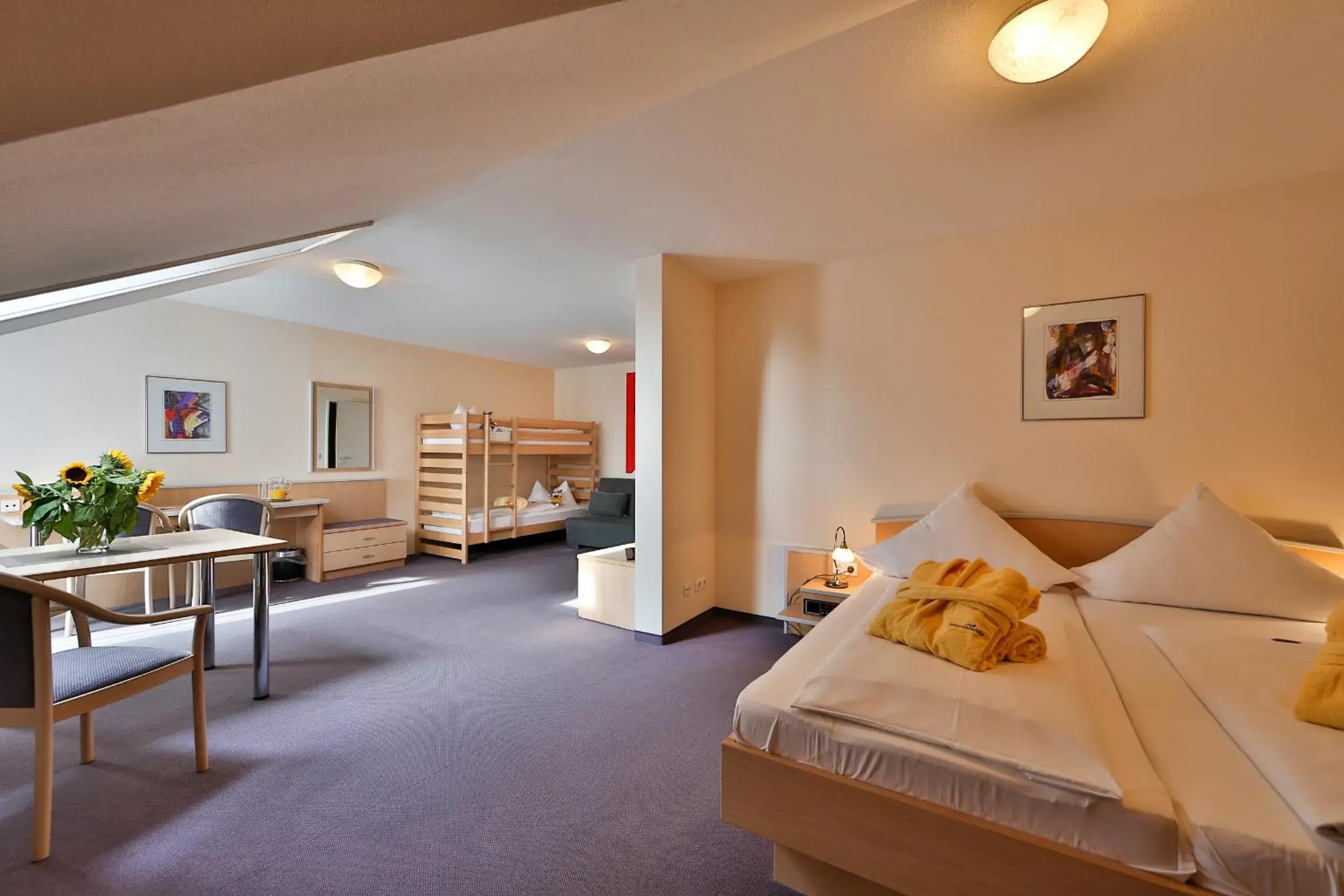 Standard Family Room in Sonnenhotel Bayerischer Hof - All Inklusive - 9 November bis 22 Dezember Kinder bis 6 Jahre gratis Standard Family Room in Sonnenhotel Bayerischer Hof - All Inklusive - 9 November bis 22 Dezember Kinder bis 6 Jahre gratis