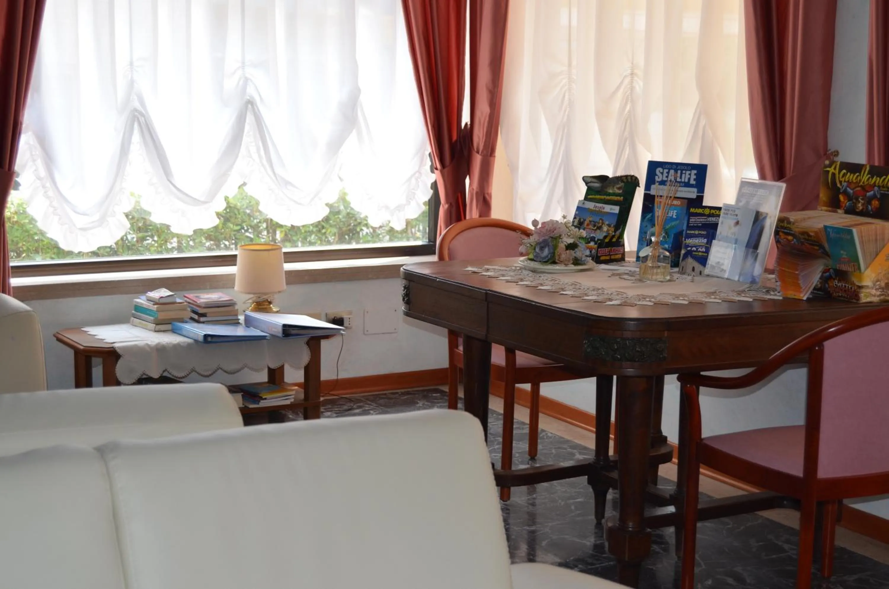 Communal lounge/ TV room in Park Hotel Perù ***S