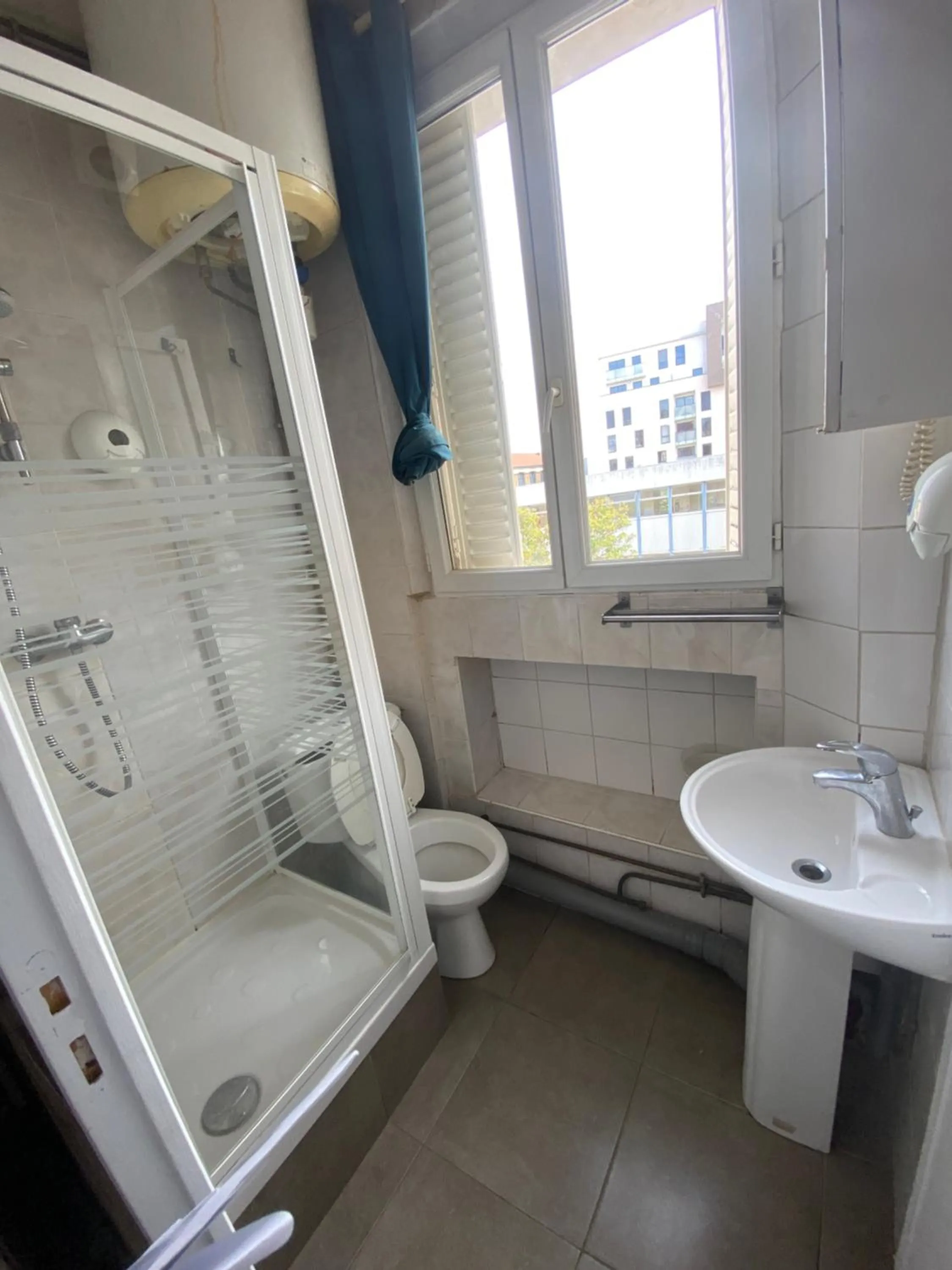 Shower in RENT APPART - Colombes