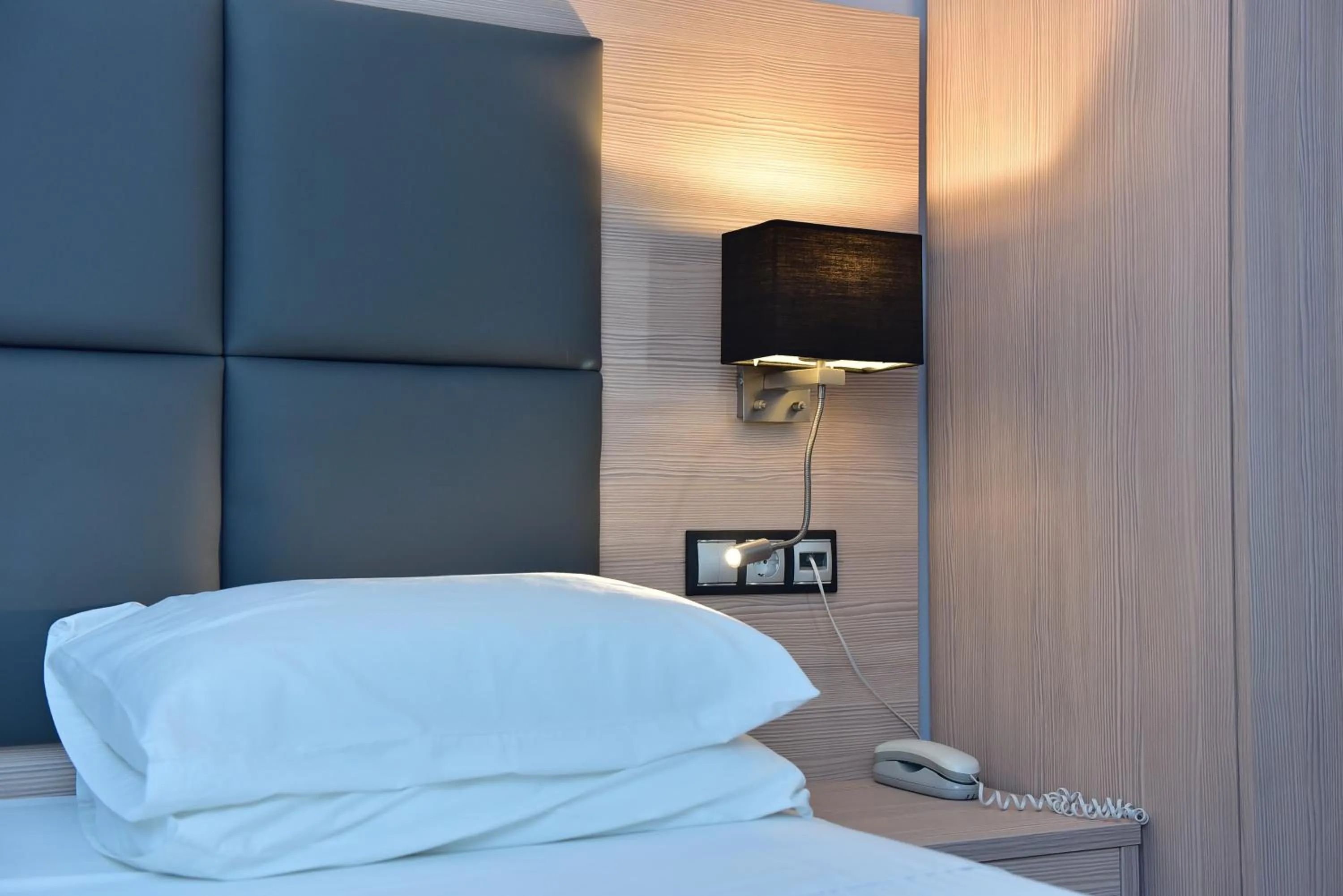 Photo of the whole room, Bed in Bright Star