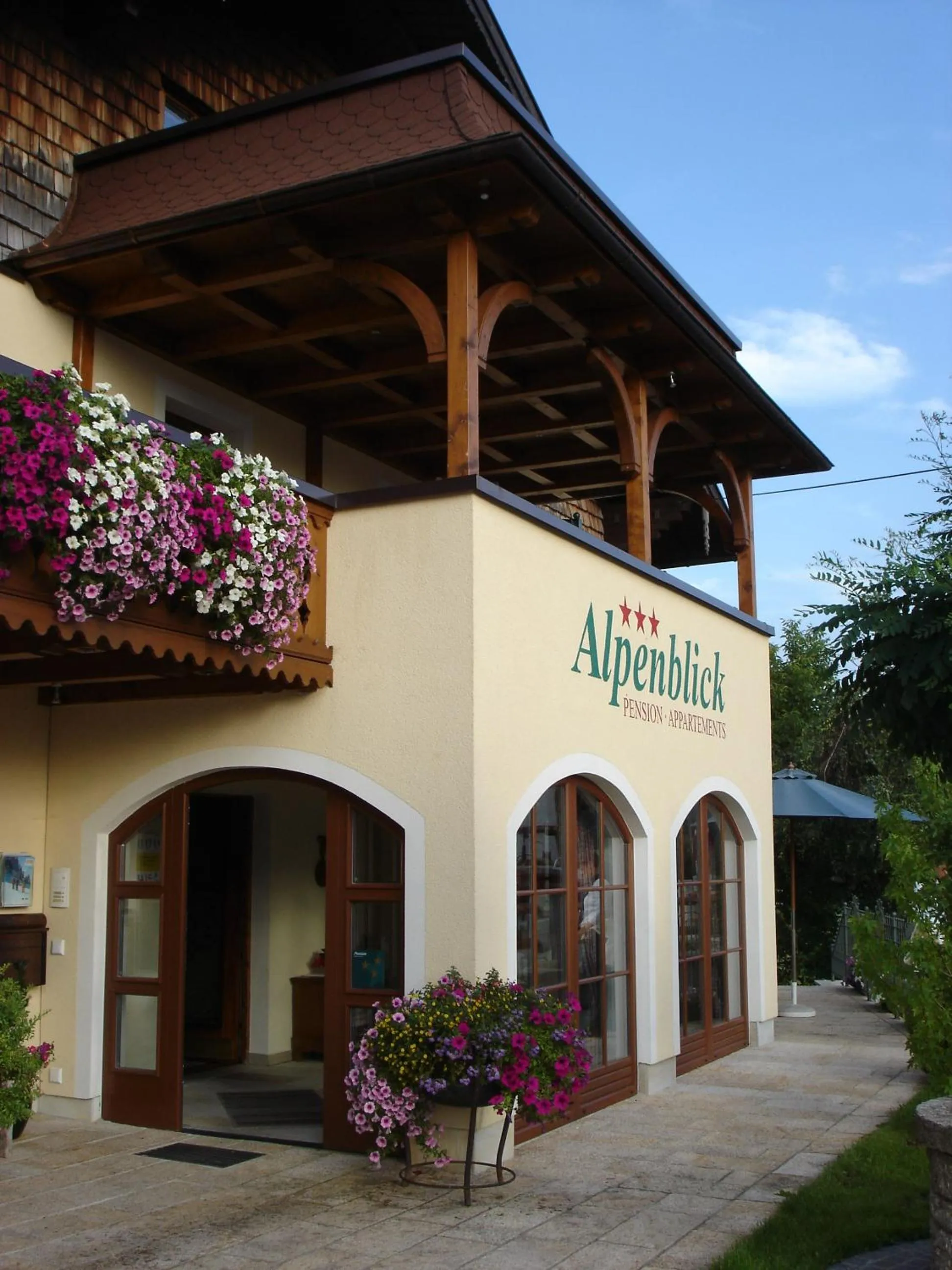 Property building in Appartements Ferienwohnungen Alpenblick