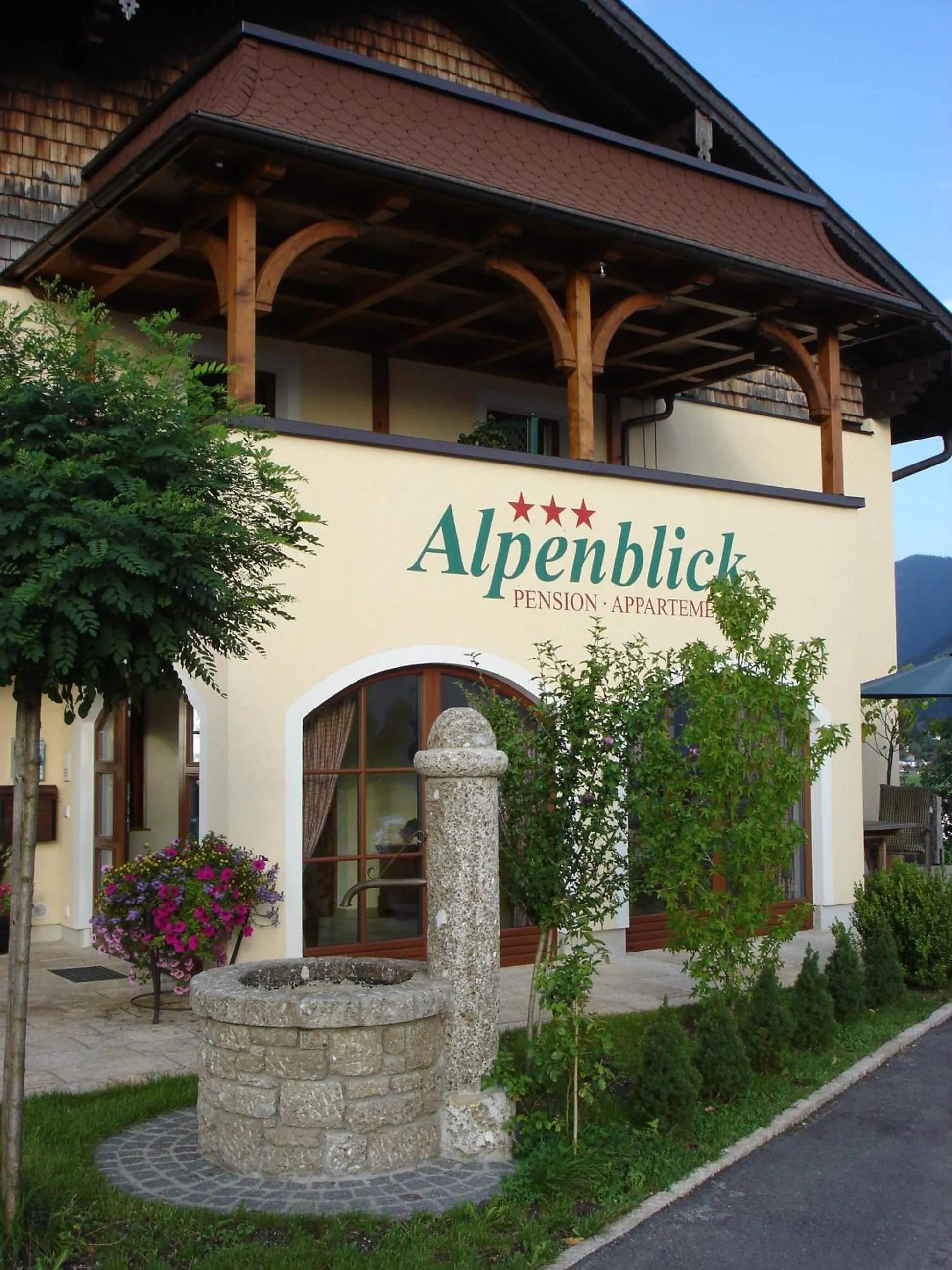 Property building in Appartements Ferienwohnungen Alpenblick