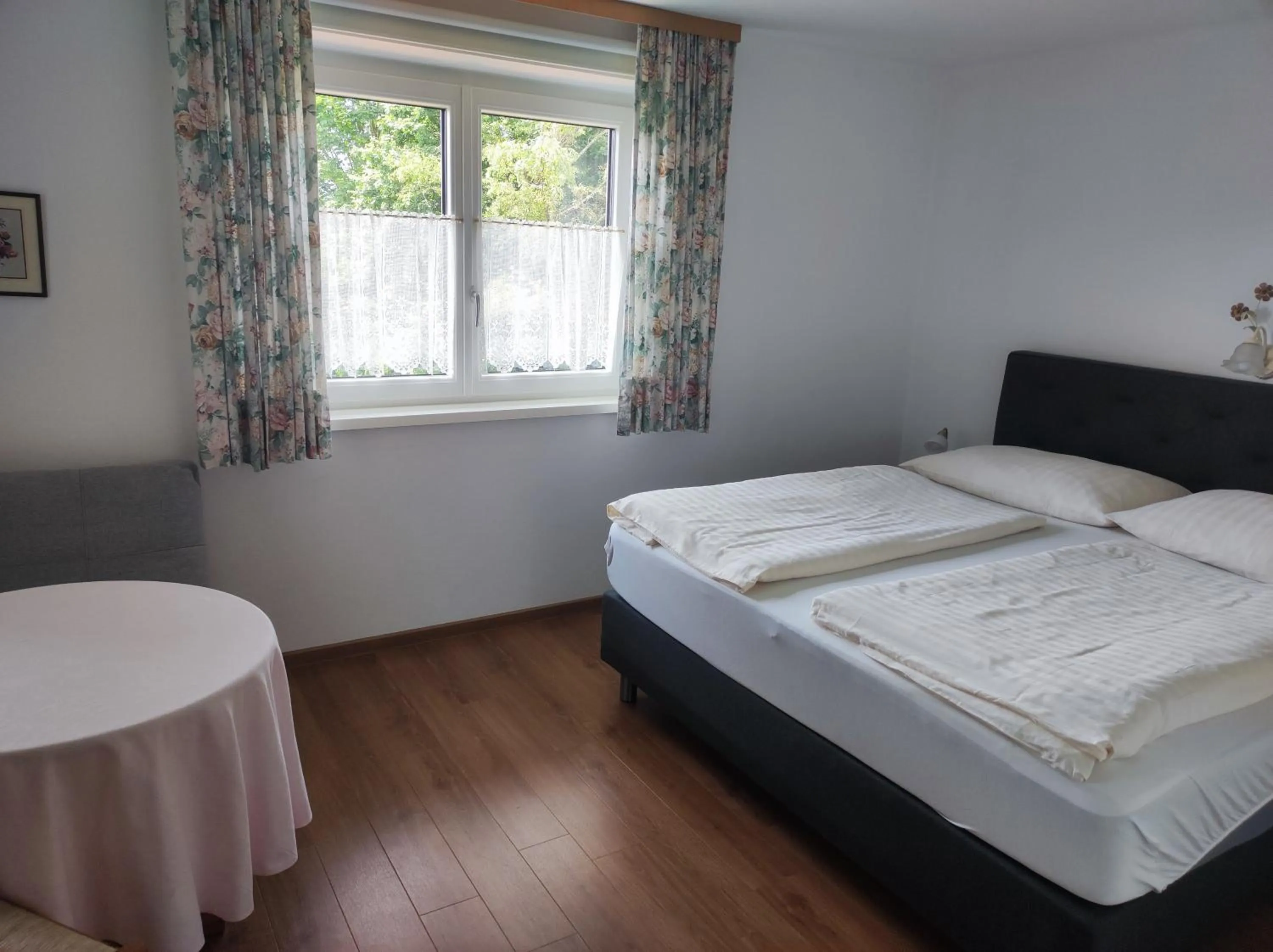 Bedroom, Bed in Appartements Ferienwohnungen Alpenblick