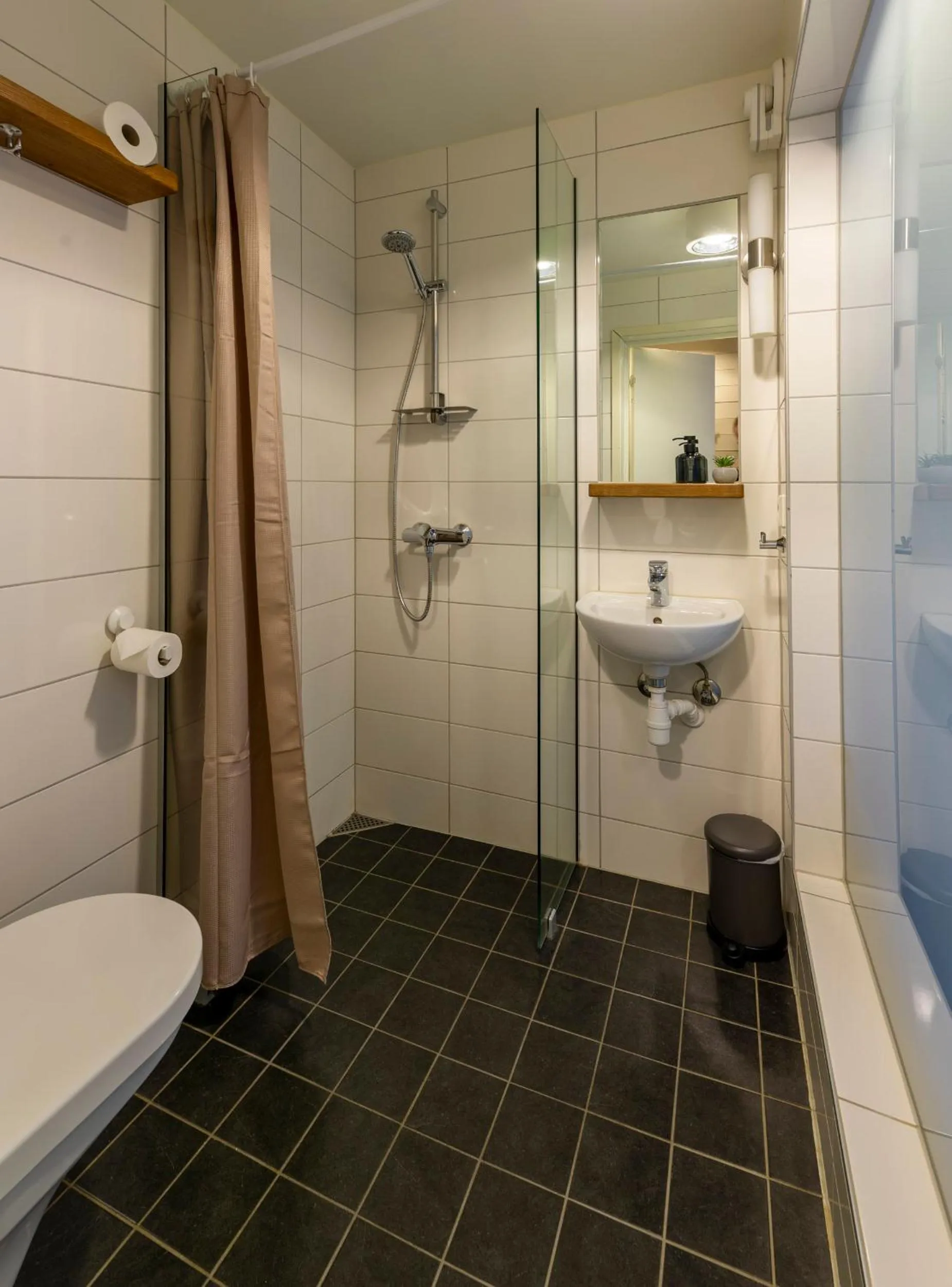 Bathroom in Vikingskipet Hotell