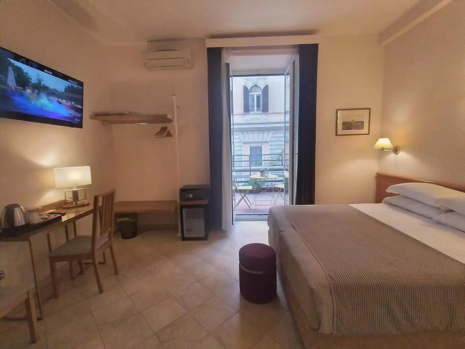 Balcony/Terrace, Bed in Hotel Principe Eugenio