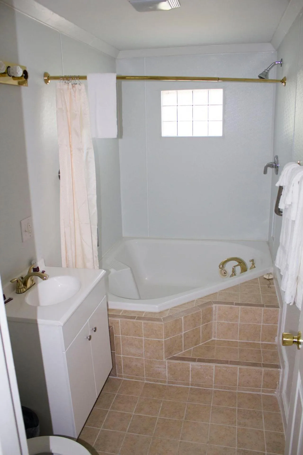 Bathroom in Budget Inn