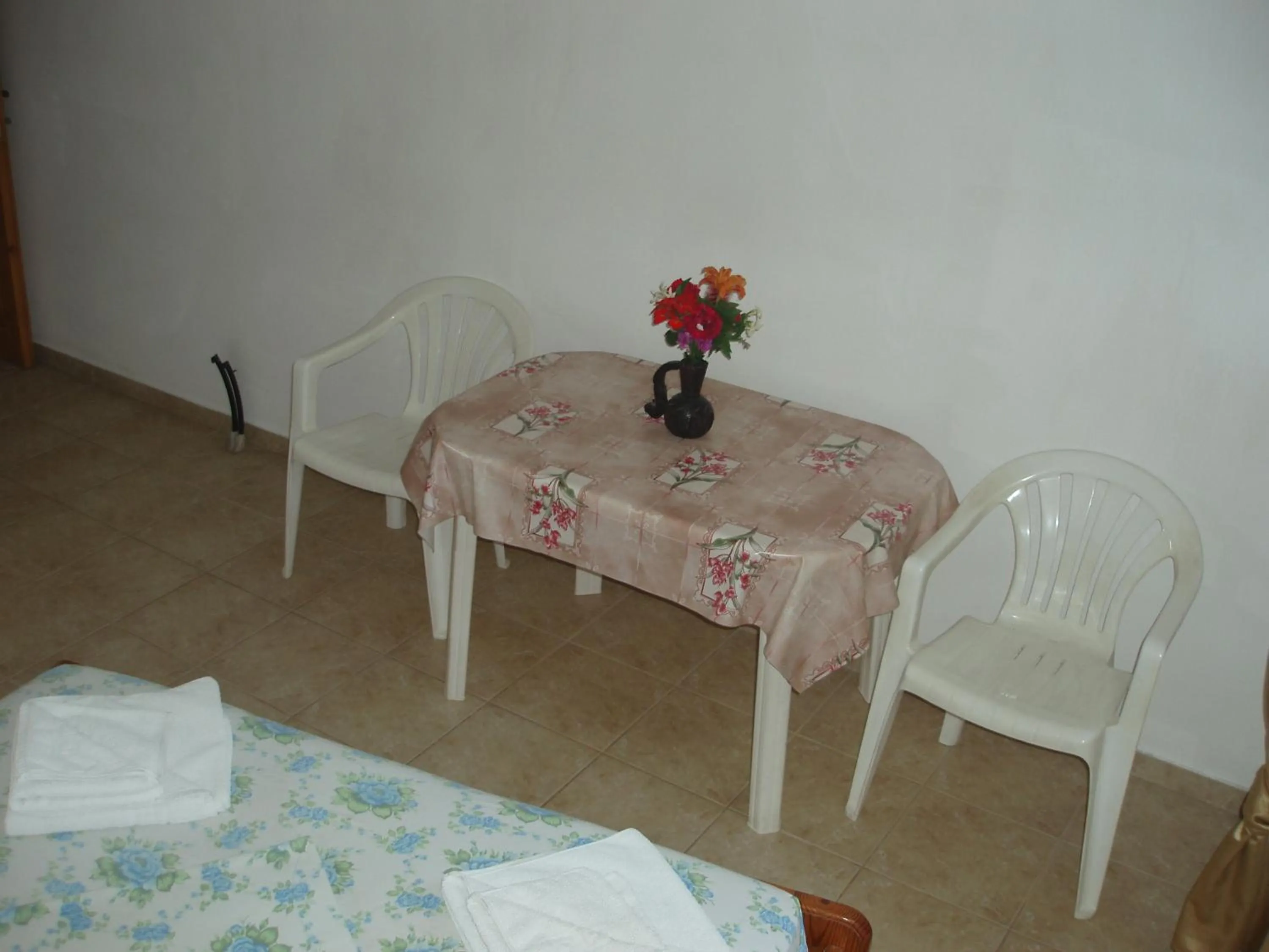 Dining area, Bed in Hellen Studios