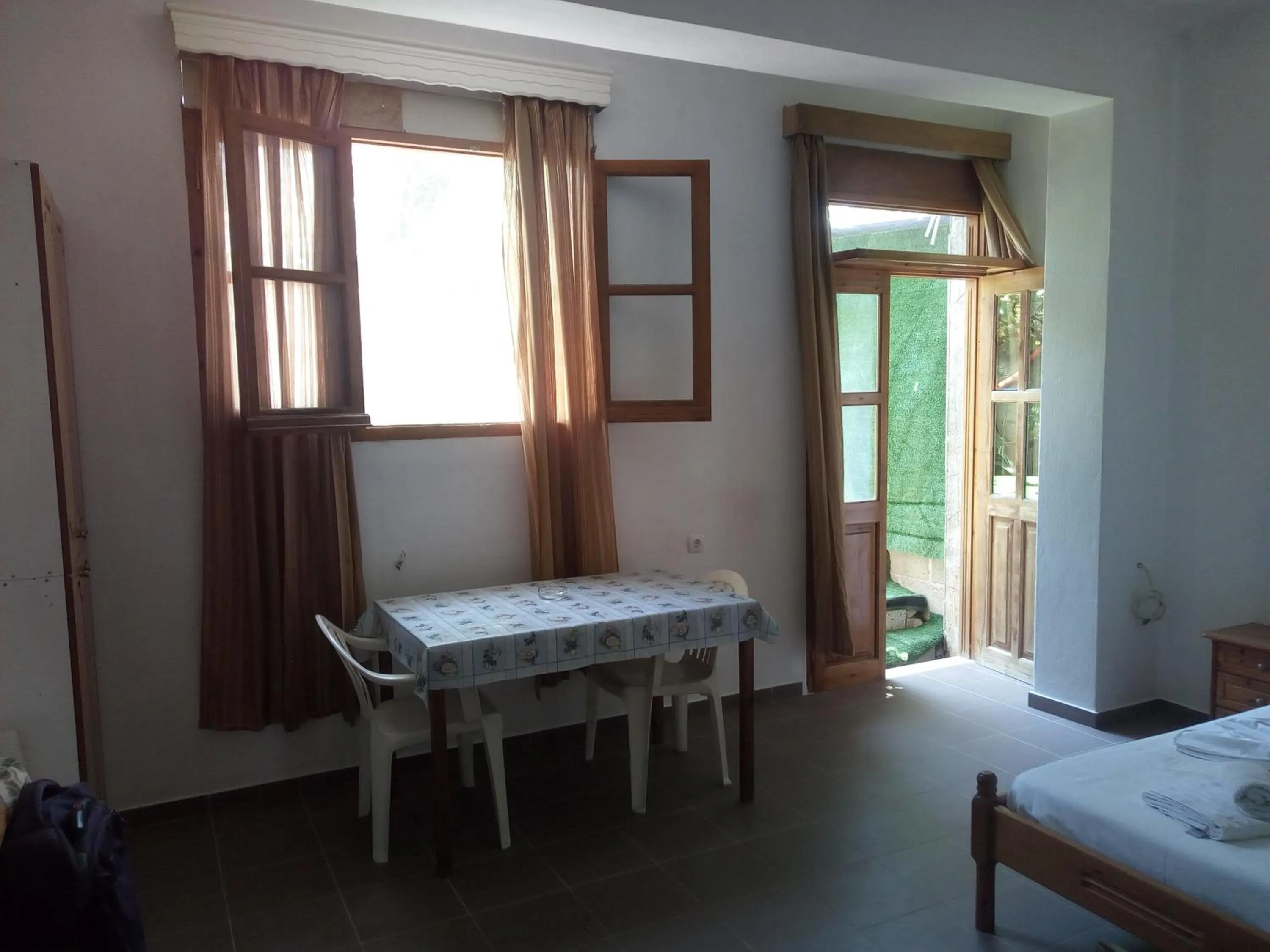 Dining area, Bed in Hellen Studios