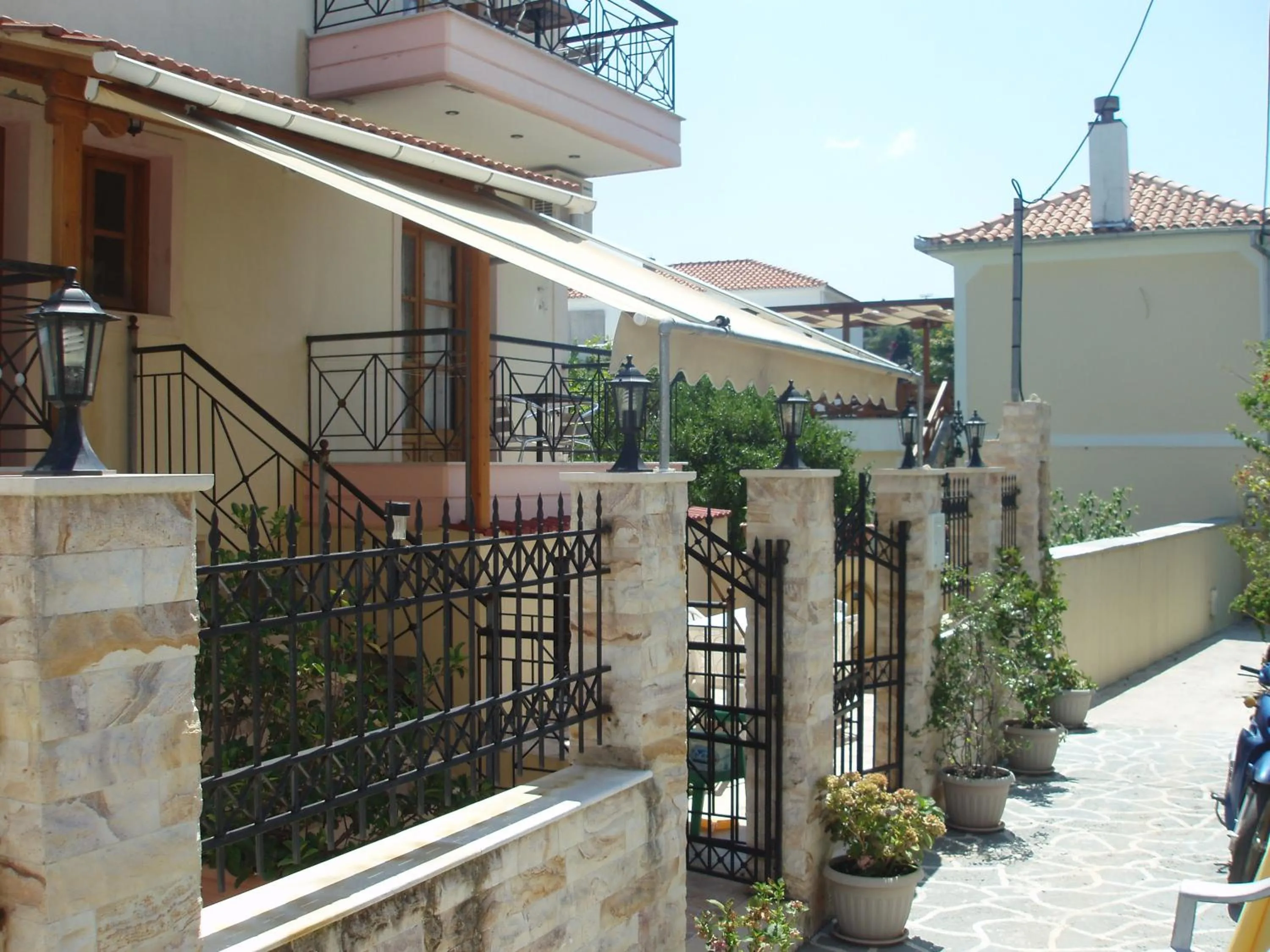 Facade/entrance in Hellen Studios