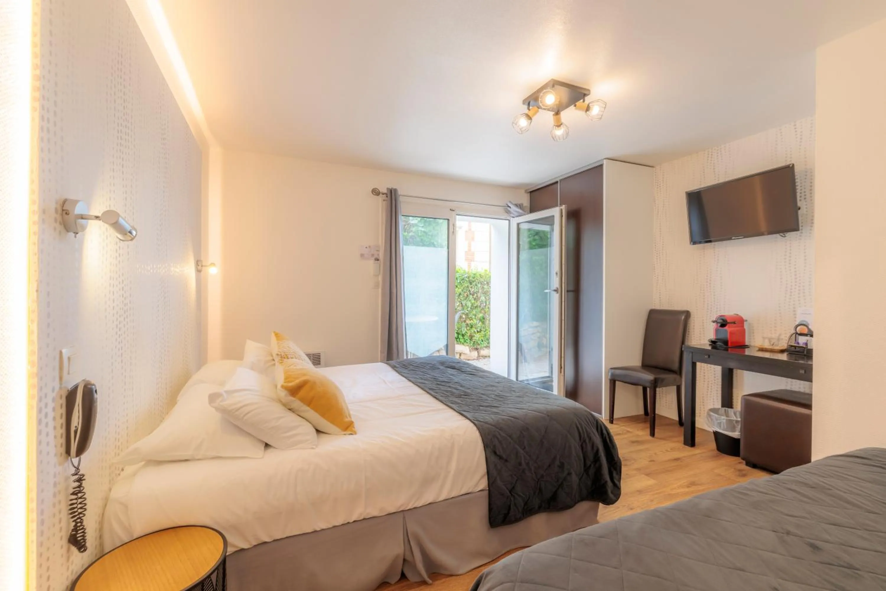 TV and multimedia, Bed in Hotel Belle Vue Royan