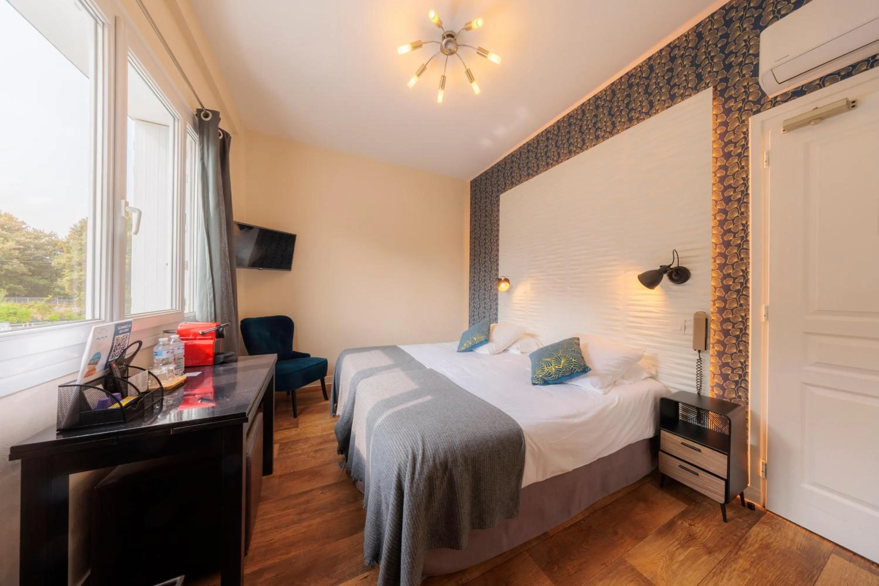 Property building, Bed in Hotel Belle Vue Royan