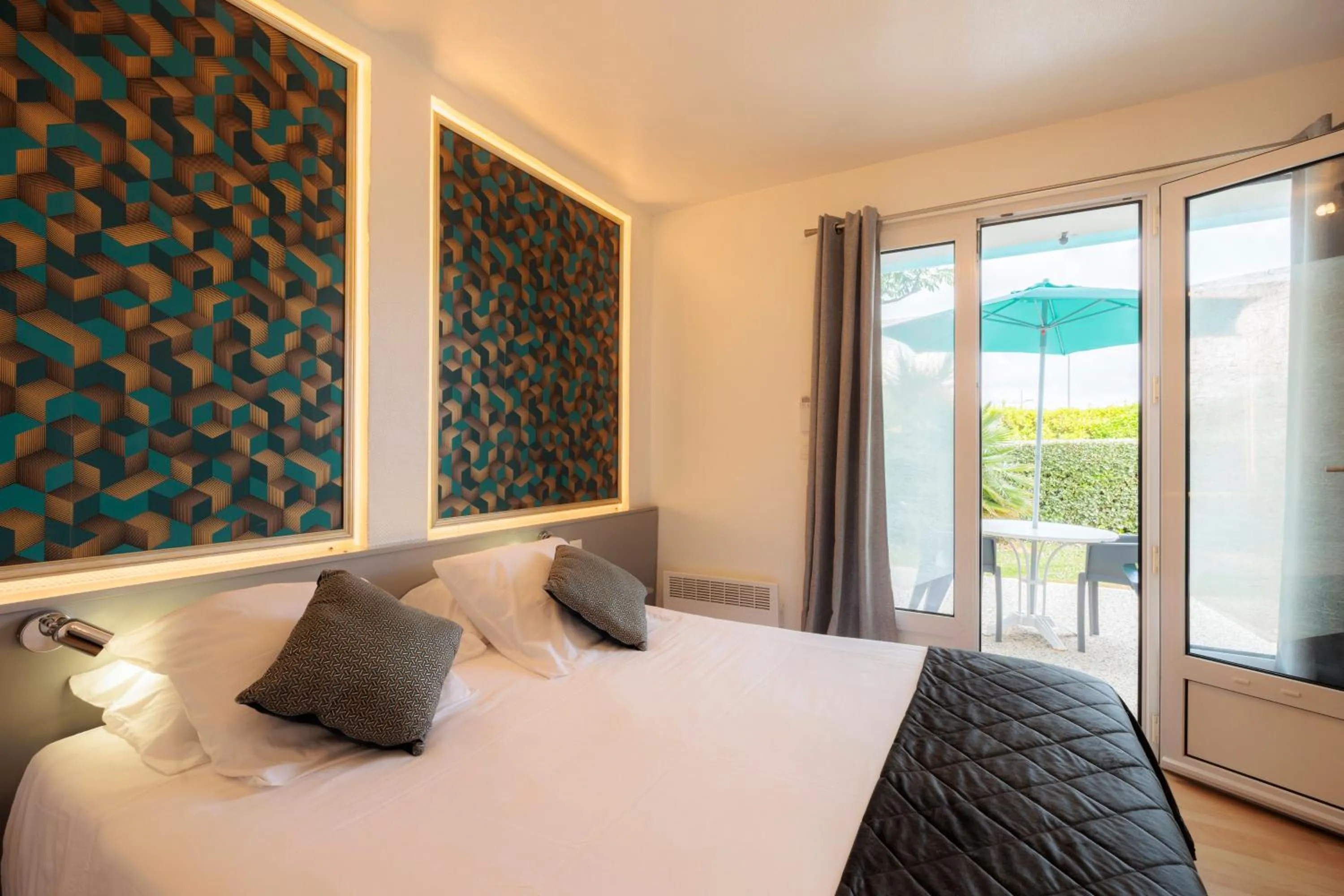 TV and multimedia, Bed in Hotel Belle Vue Royan