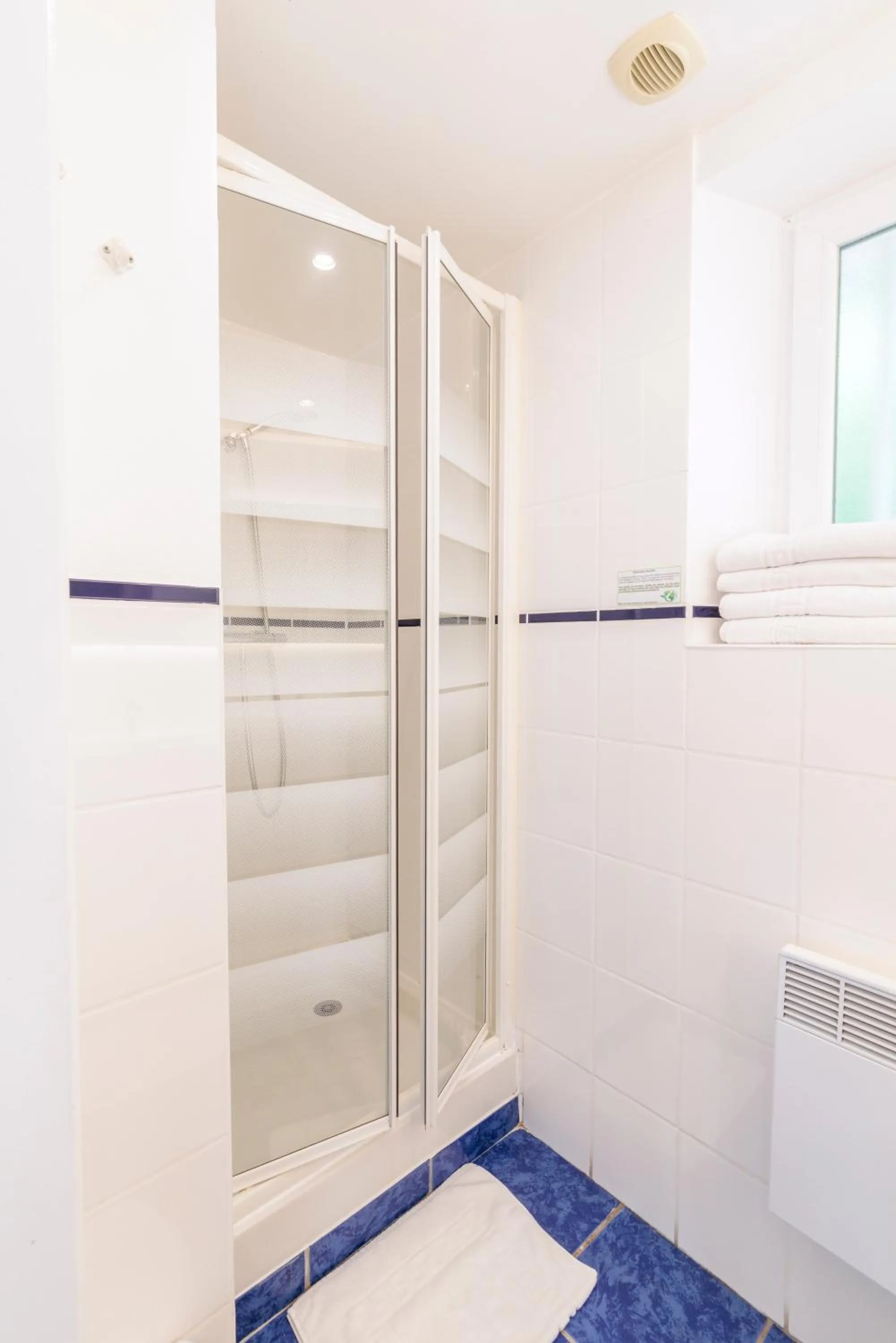 Shower in Hotel Belle Vue Royan