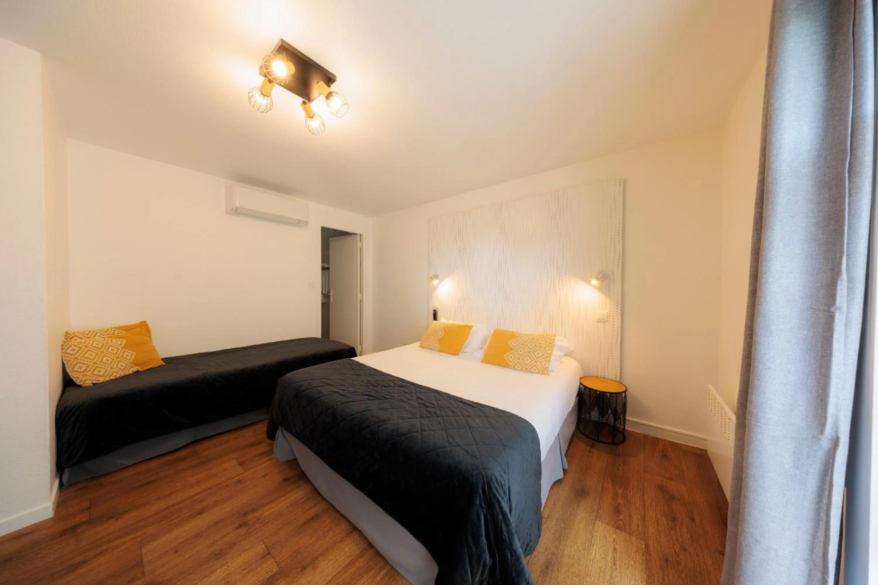 Property building, Bed in Hotel Belle Vue Royan