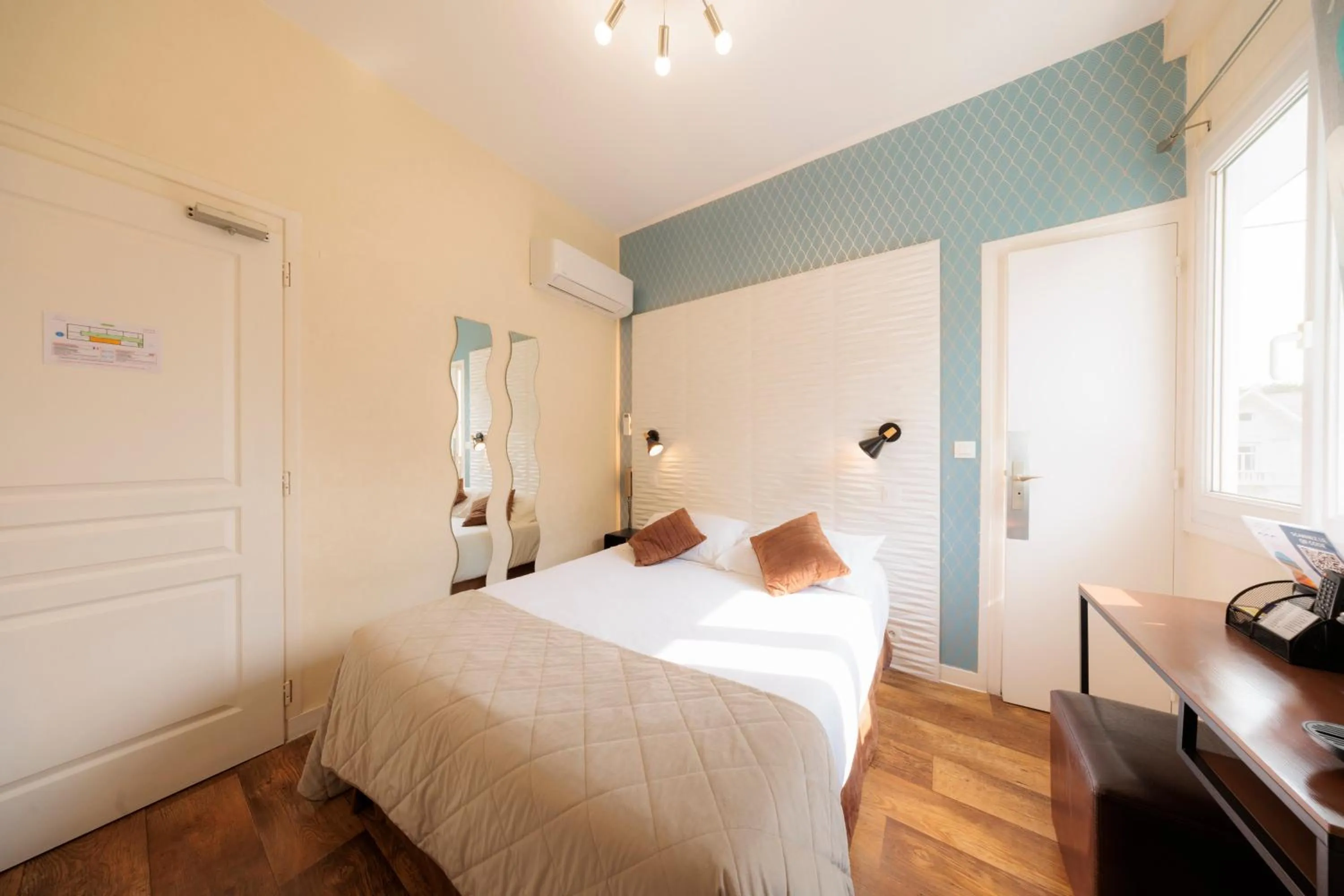 Property building, Bed in Hotel Belle Vue Royan
