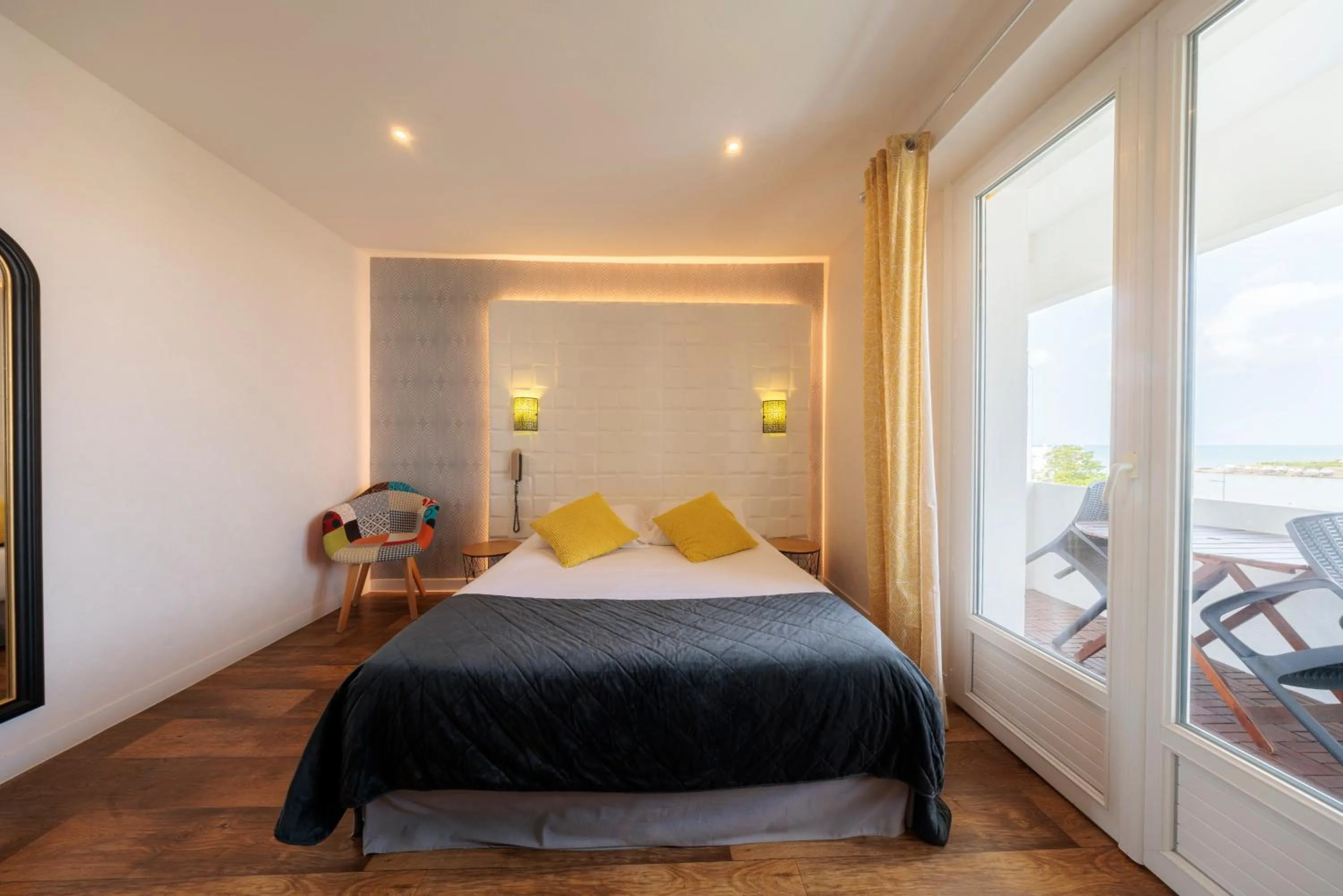 Property building, Bed in Hotel Belle Vue Royan