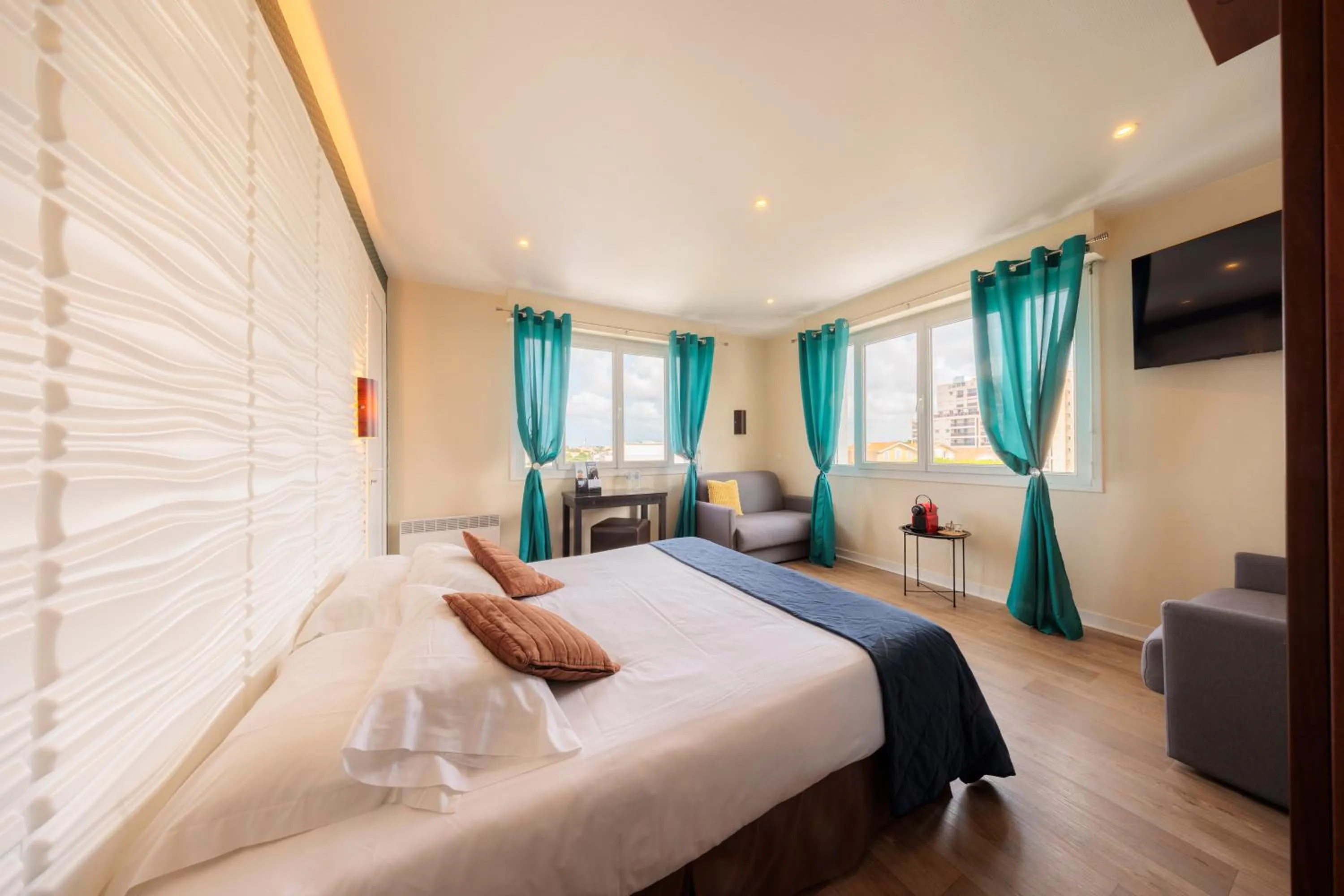 Shower, Bed in Hotel Belle Vue Royan