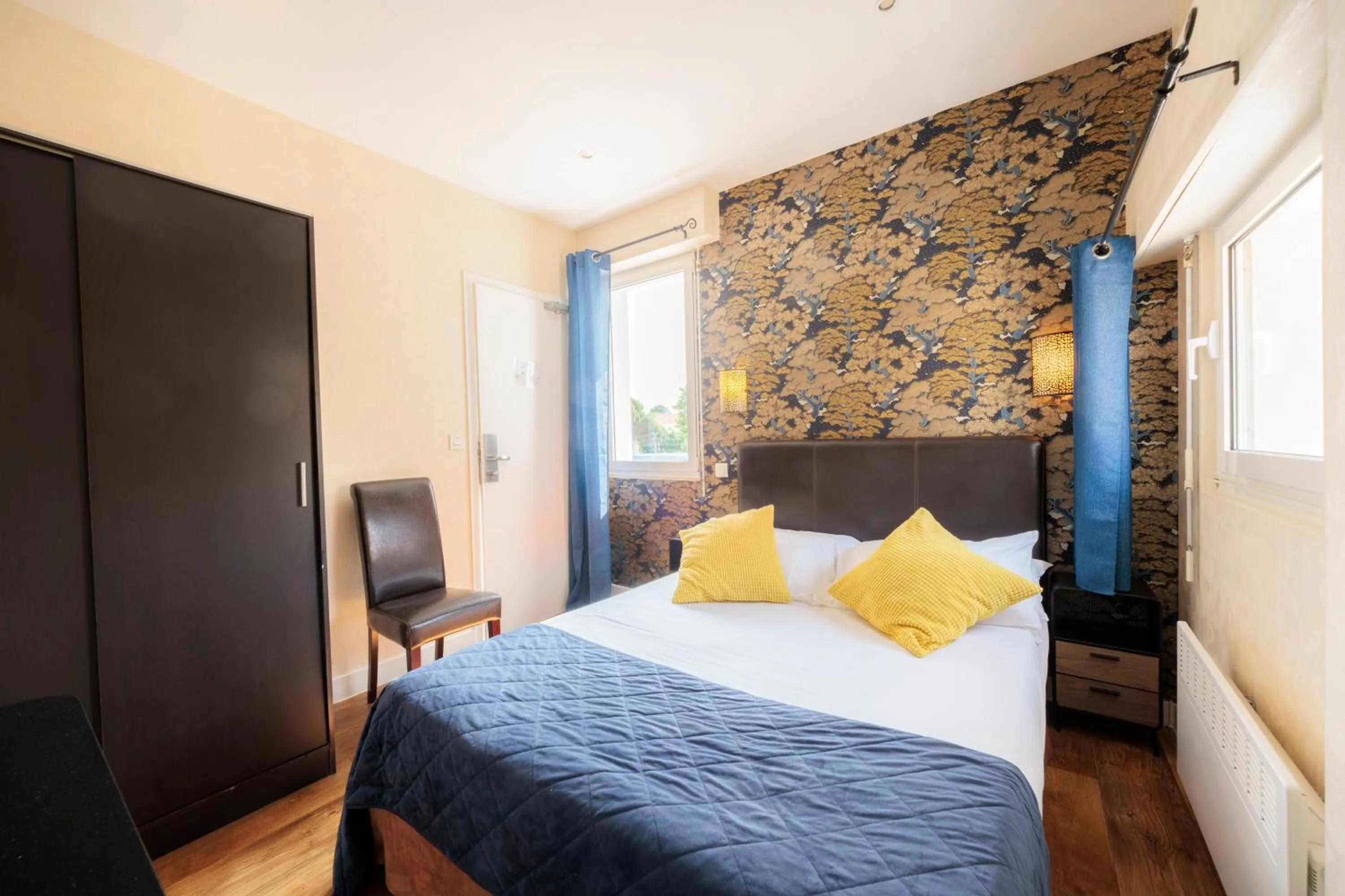 Bathroom, Bed in Hotel Belle Vue Royan