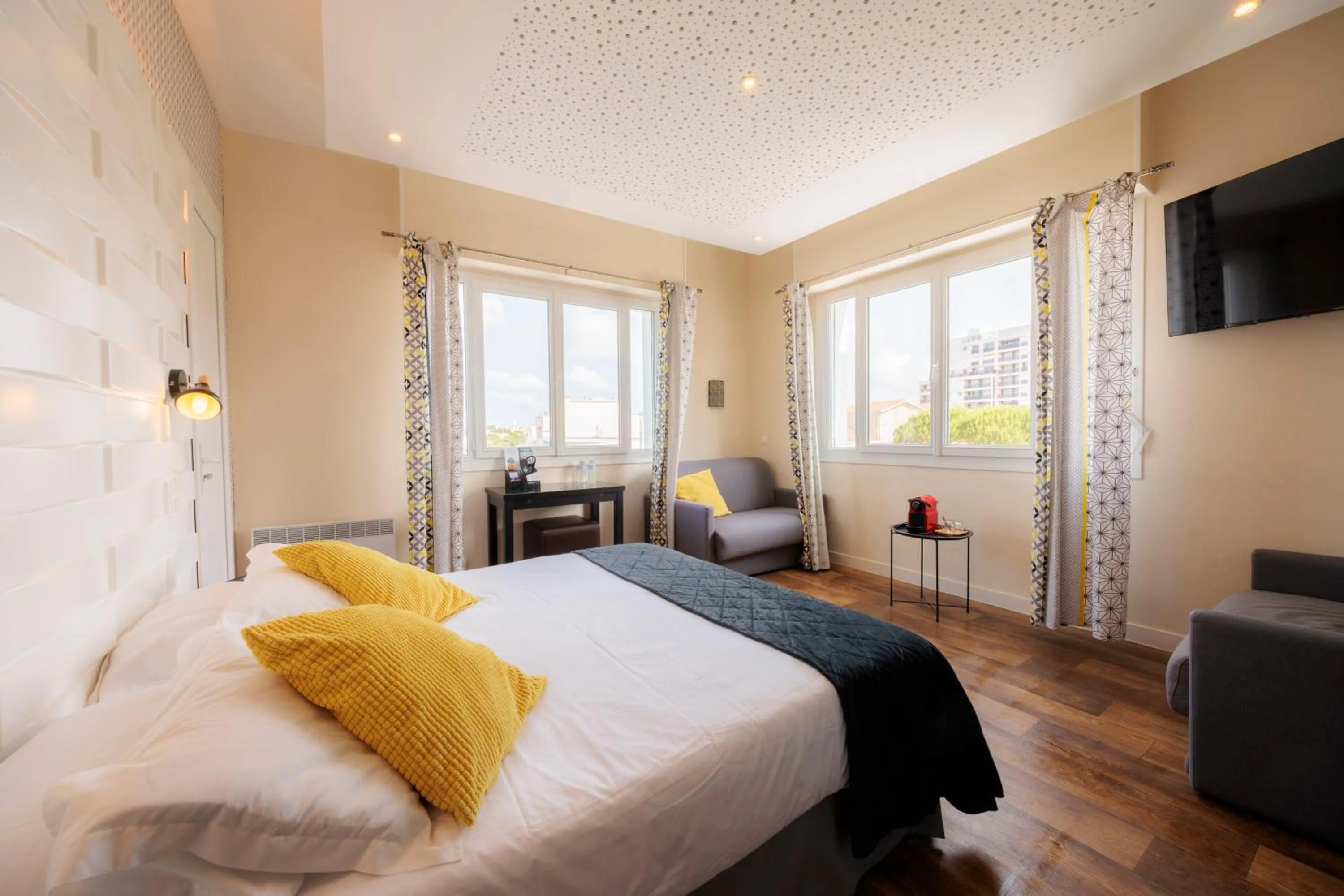 Property building, Bed in Hotel Belle Vue Royan