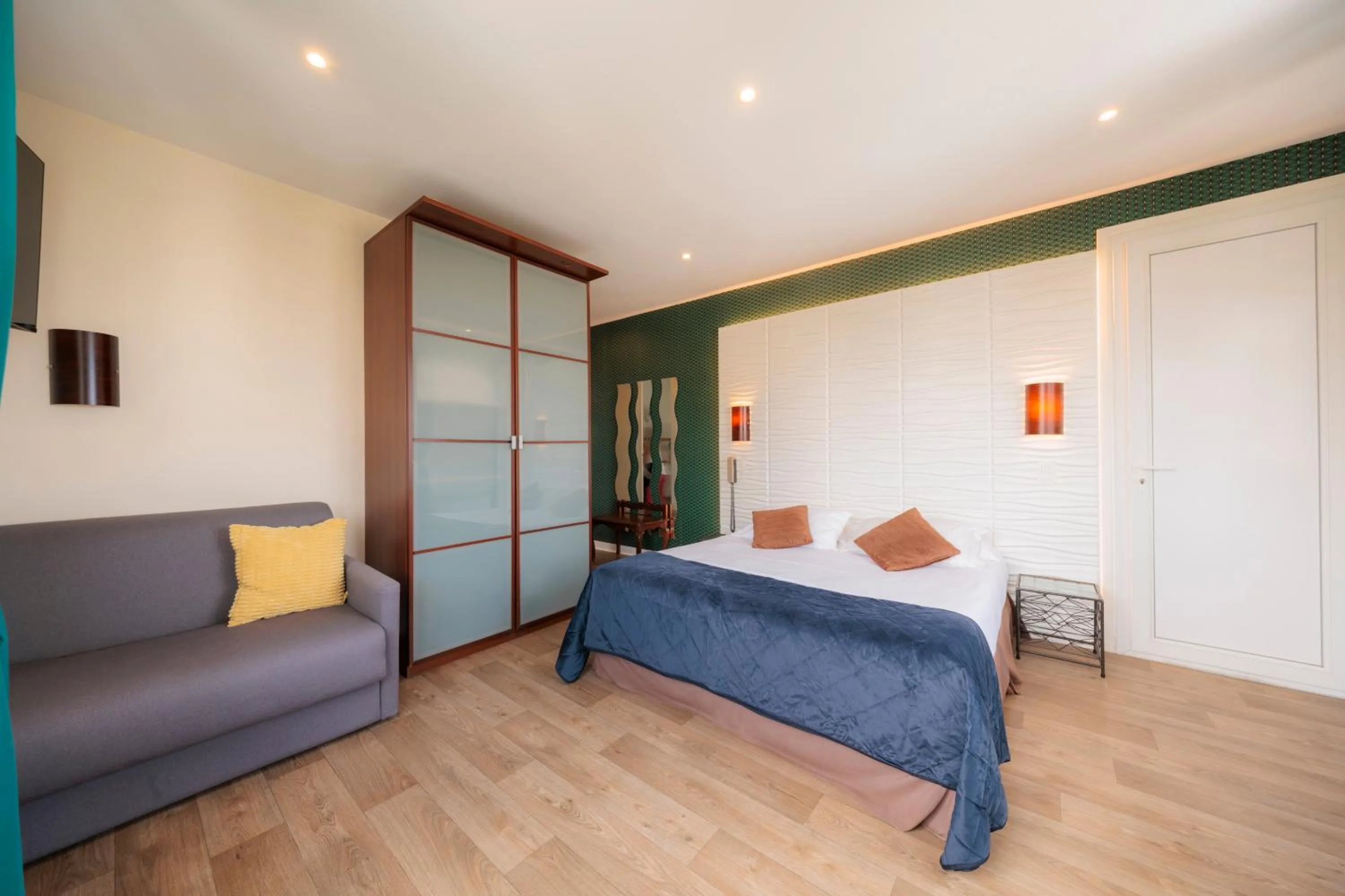 Property building, Bed in Hotel Belle Vue Royan