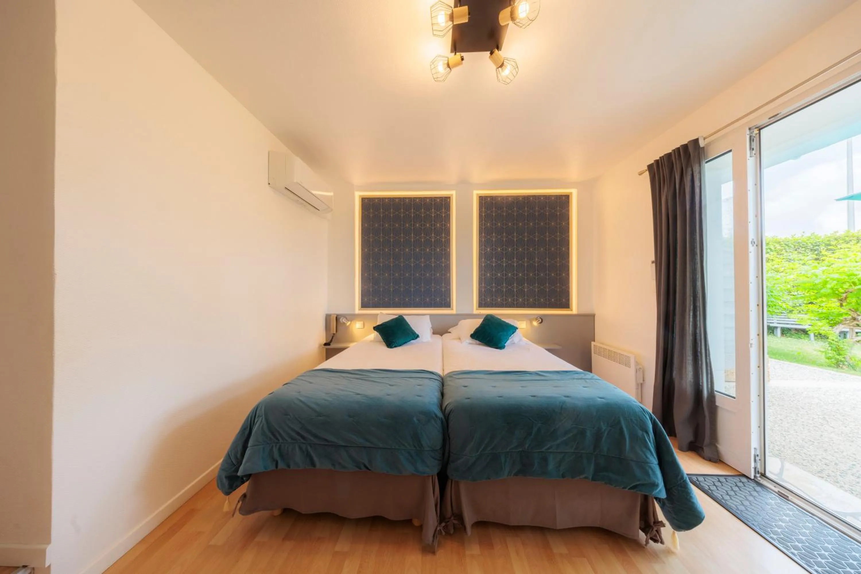 TV and multimedia, Bed in Hotel Belle Vue Royan