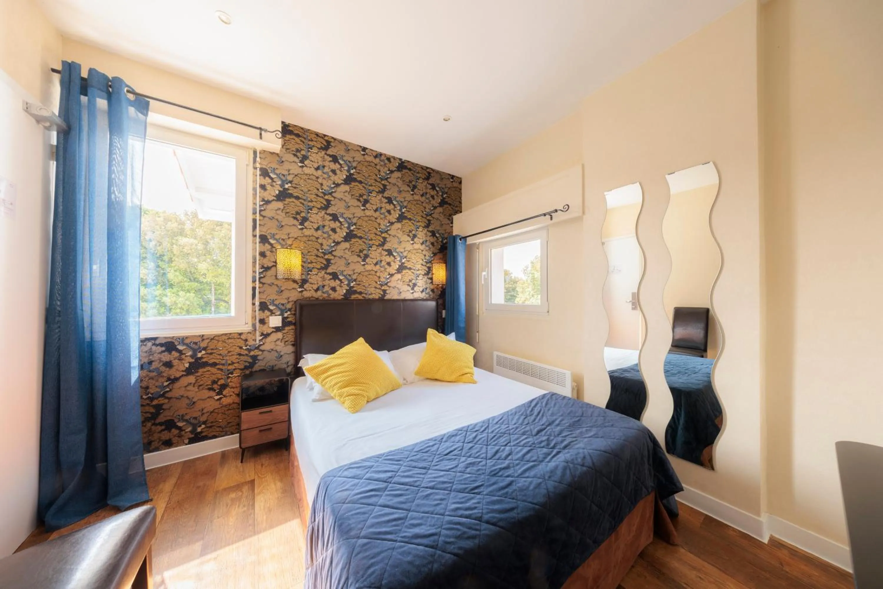 Property building, Bed in Hotel Belle Vue Royan