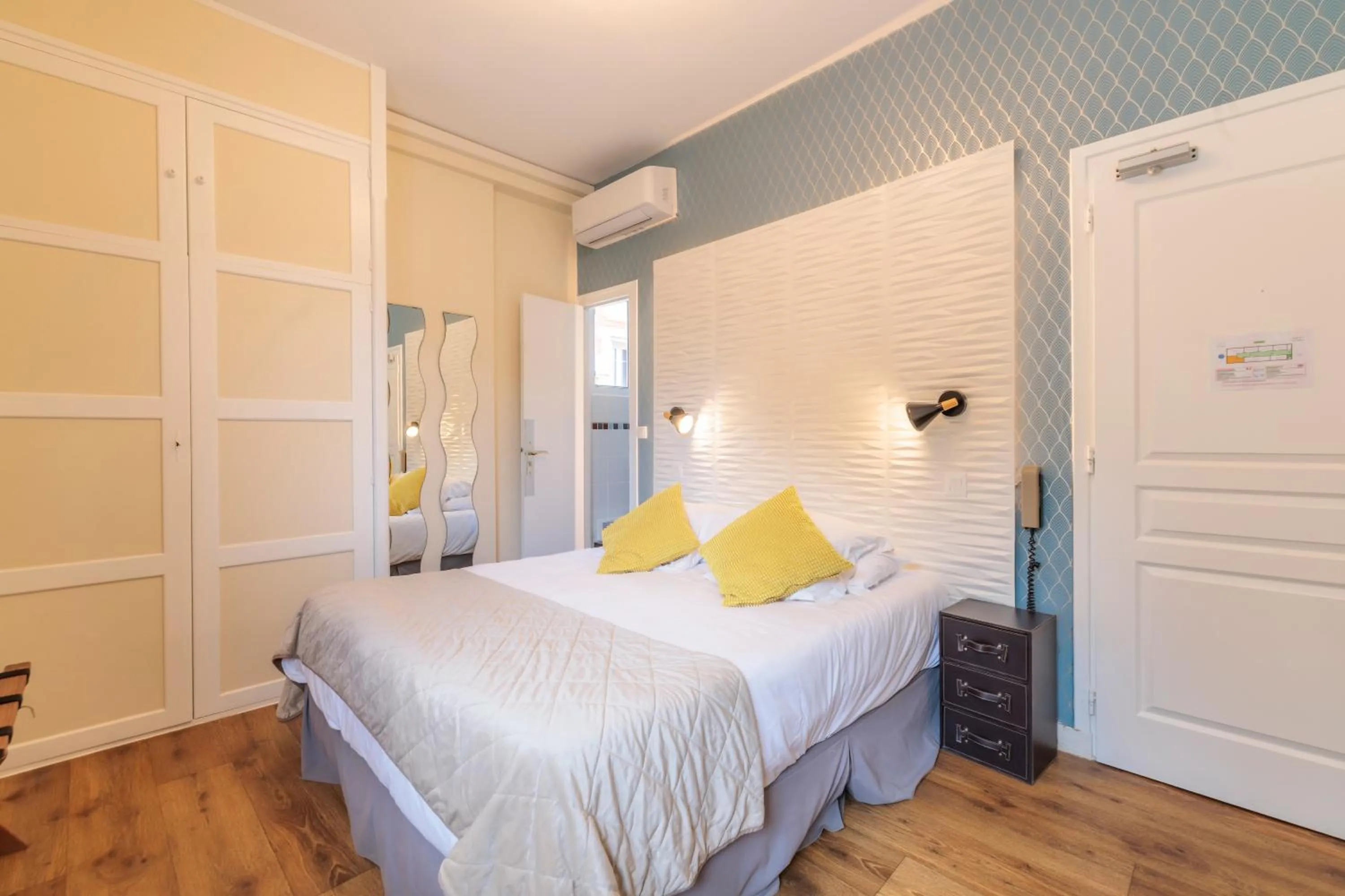 Shower, Bed in Hotel Belle Vue Royan