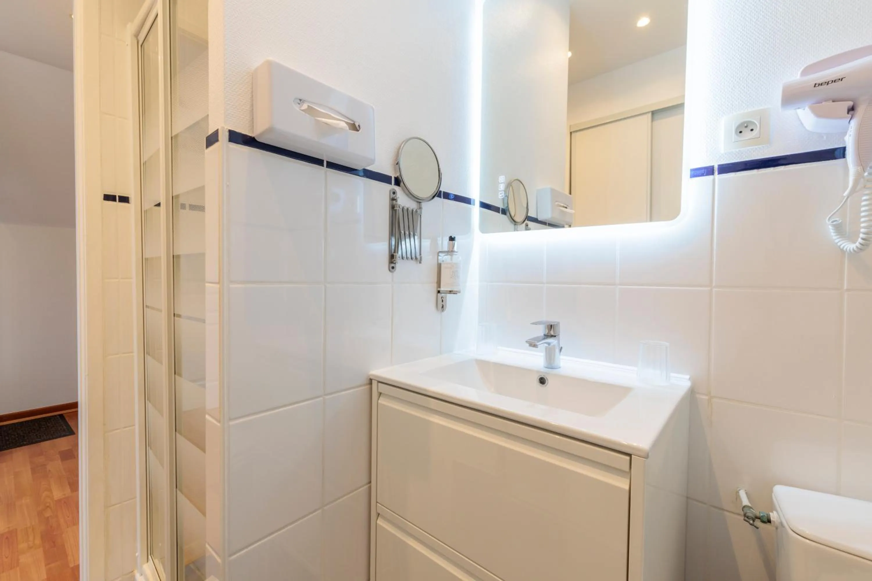 Shower in Hotel Belle Vue Royan