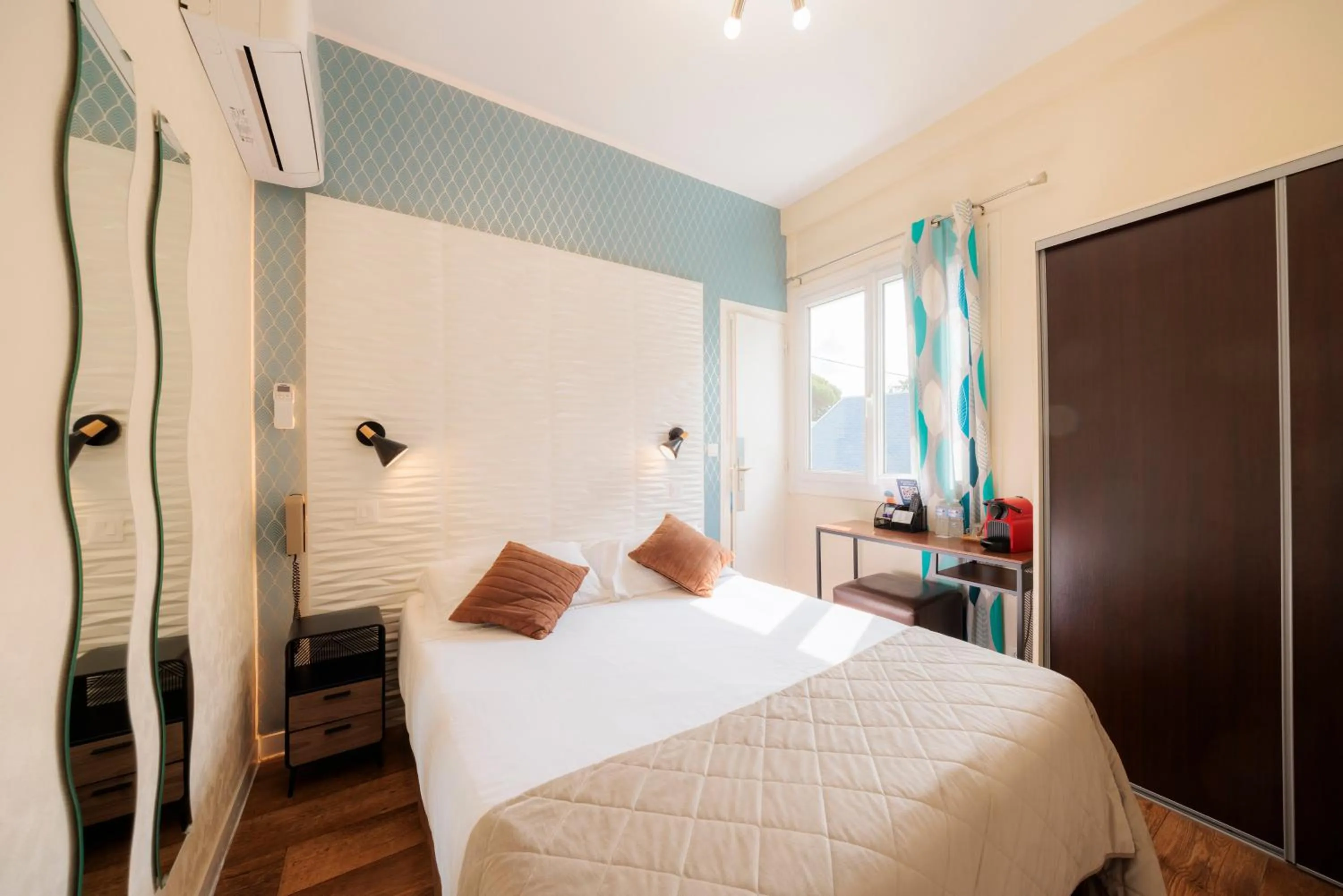 Property building, Bed in Hotel Belle Vue Royan