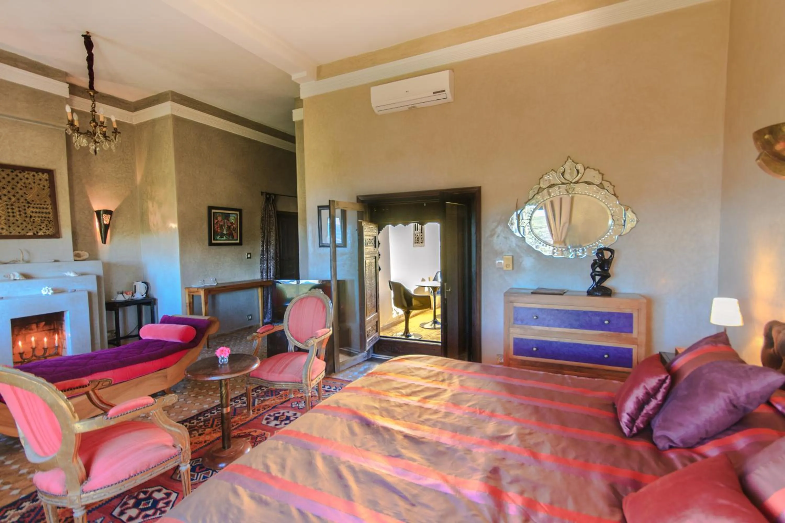 Photo of the whole room, Bed in Kasbah Tabelkoukt