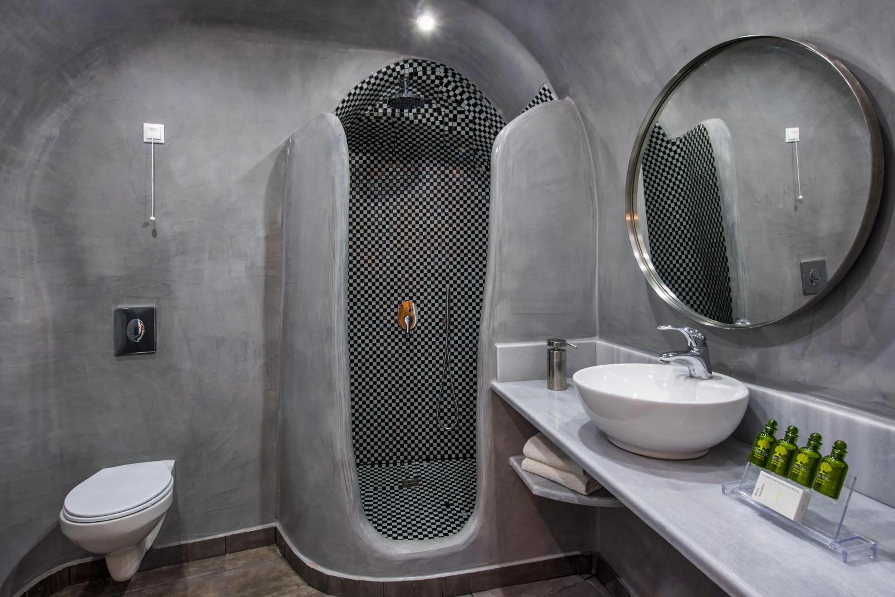 Shower in Katerina's Castle - Caldera Cave Hotel