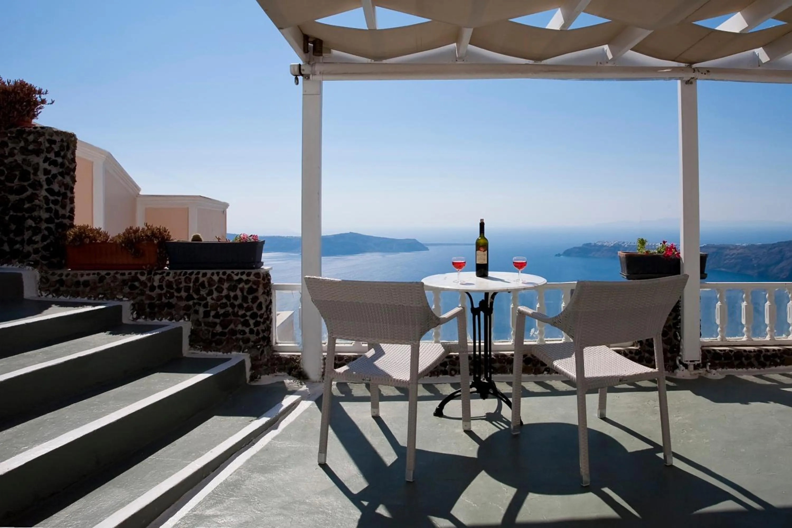 Patio in Katerina's Castle - Caldera Cave Hotel