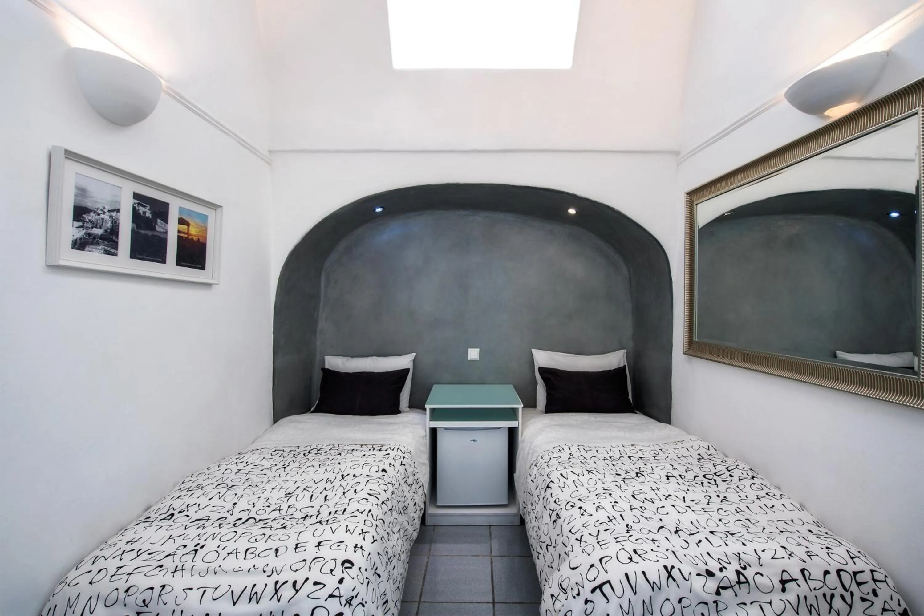 Bedroom, Bed in Katerina's Castle - Caldera Cave Hotel