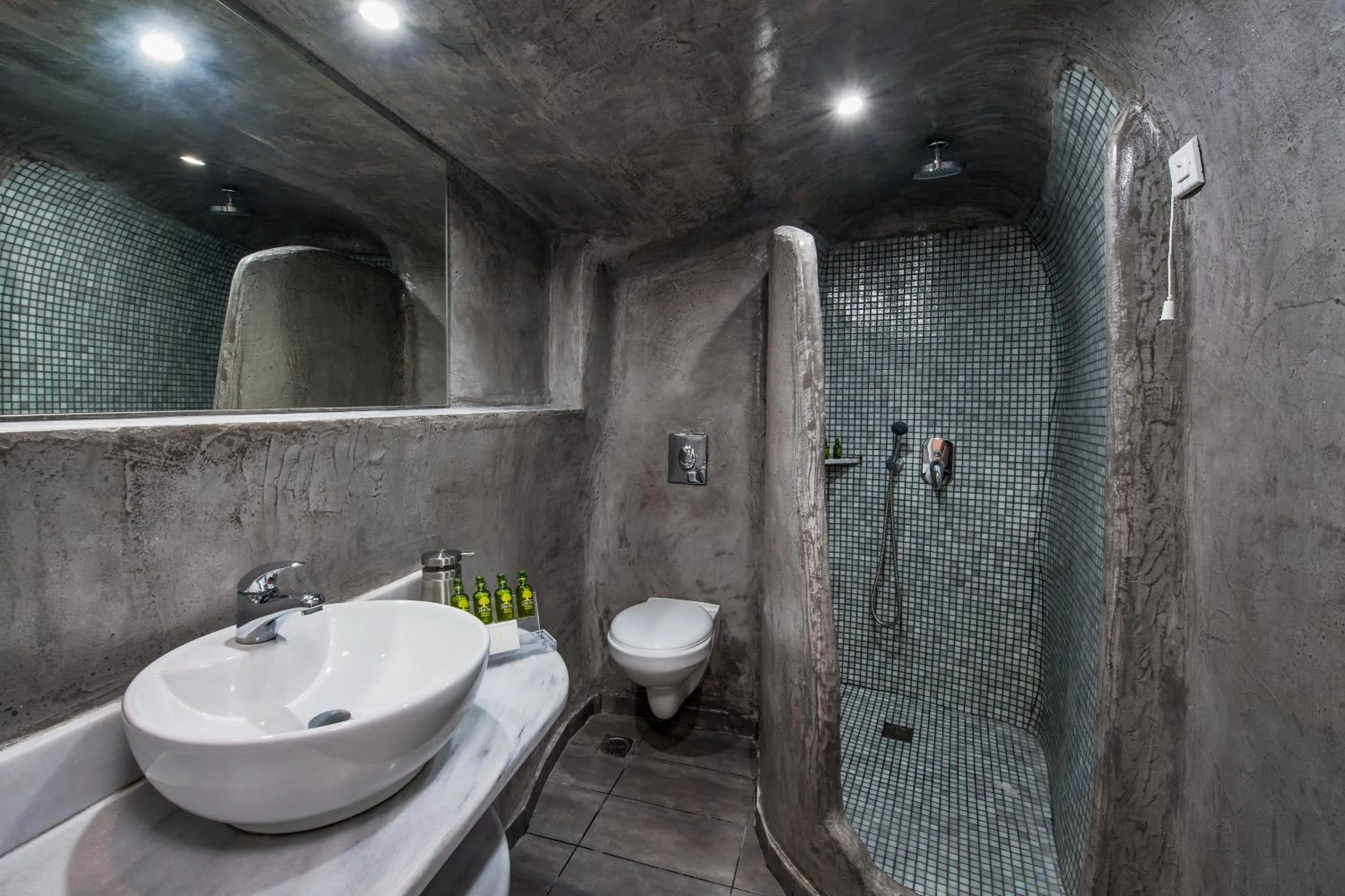 Shower in Katerina's Castle - Caldera Cave Hotel