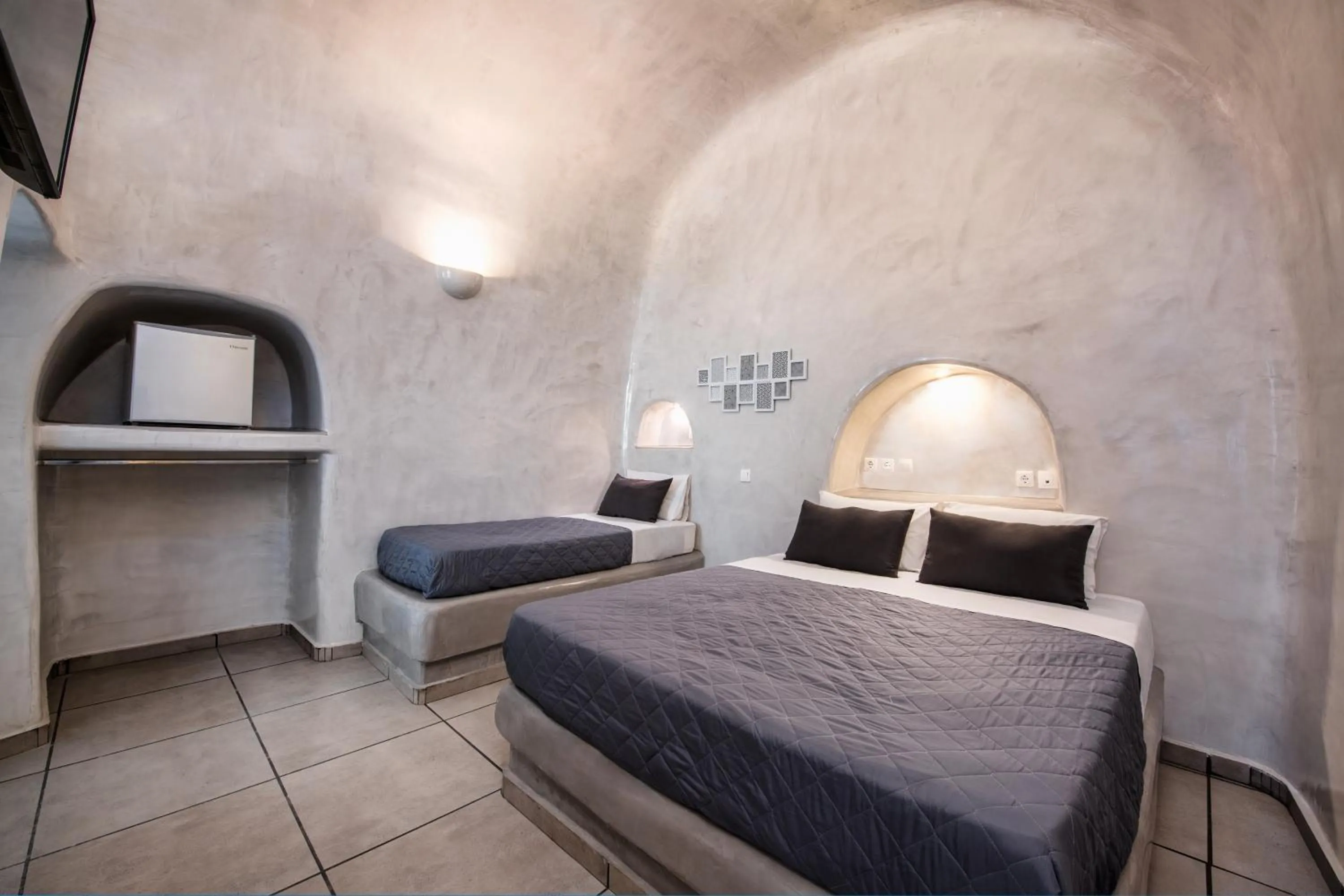 Bedroom, Bed in Katerina's Castle - Caldera Cave Hotel