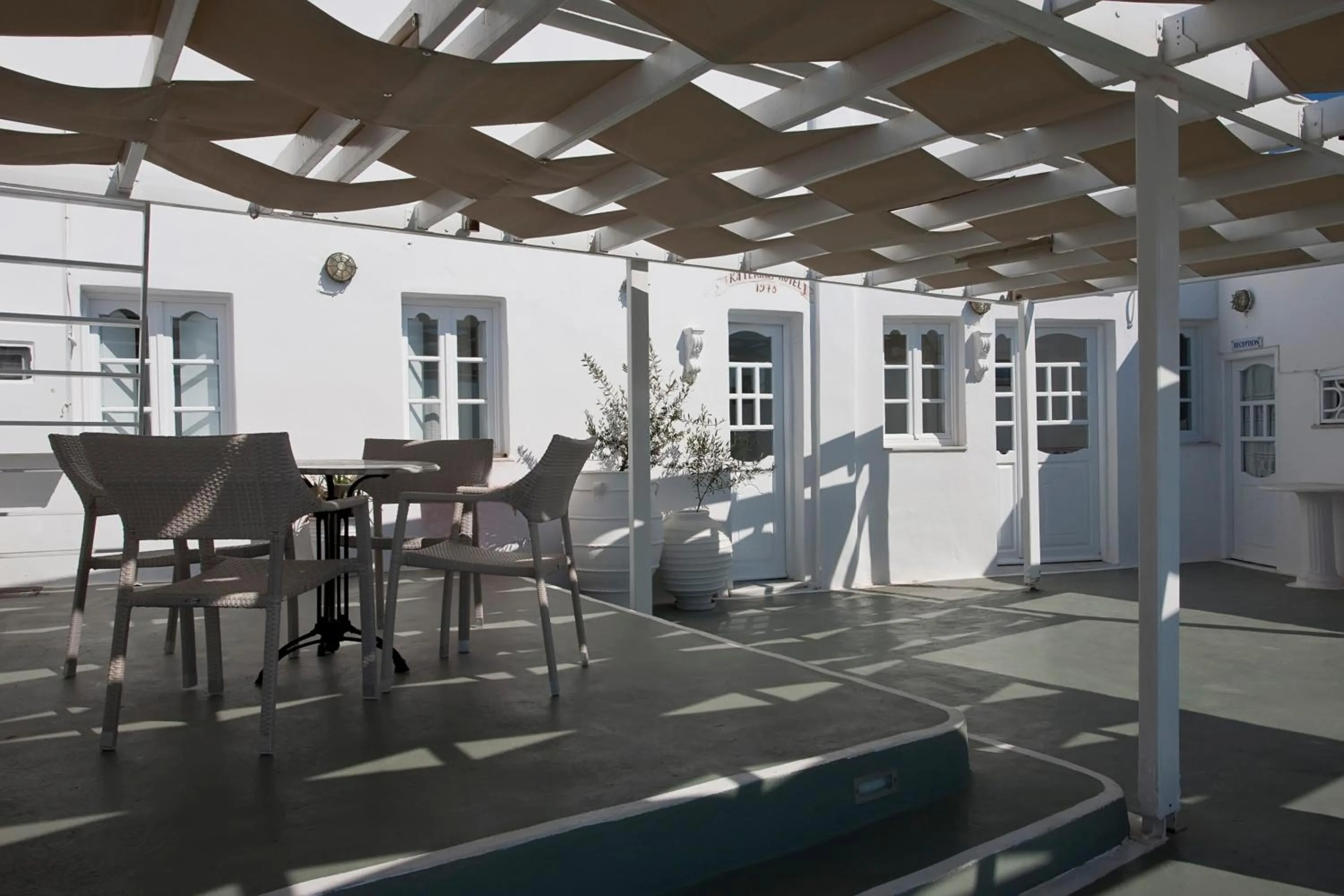 Patio in Katerina's Castle - Caldera Cave Hotel