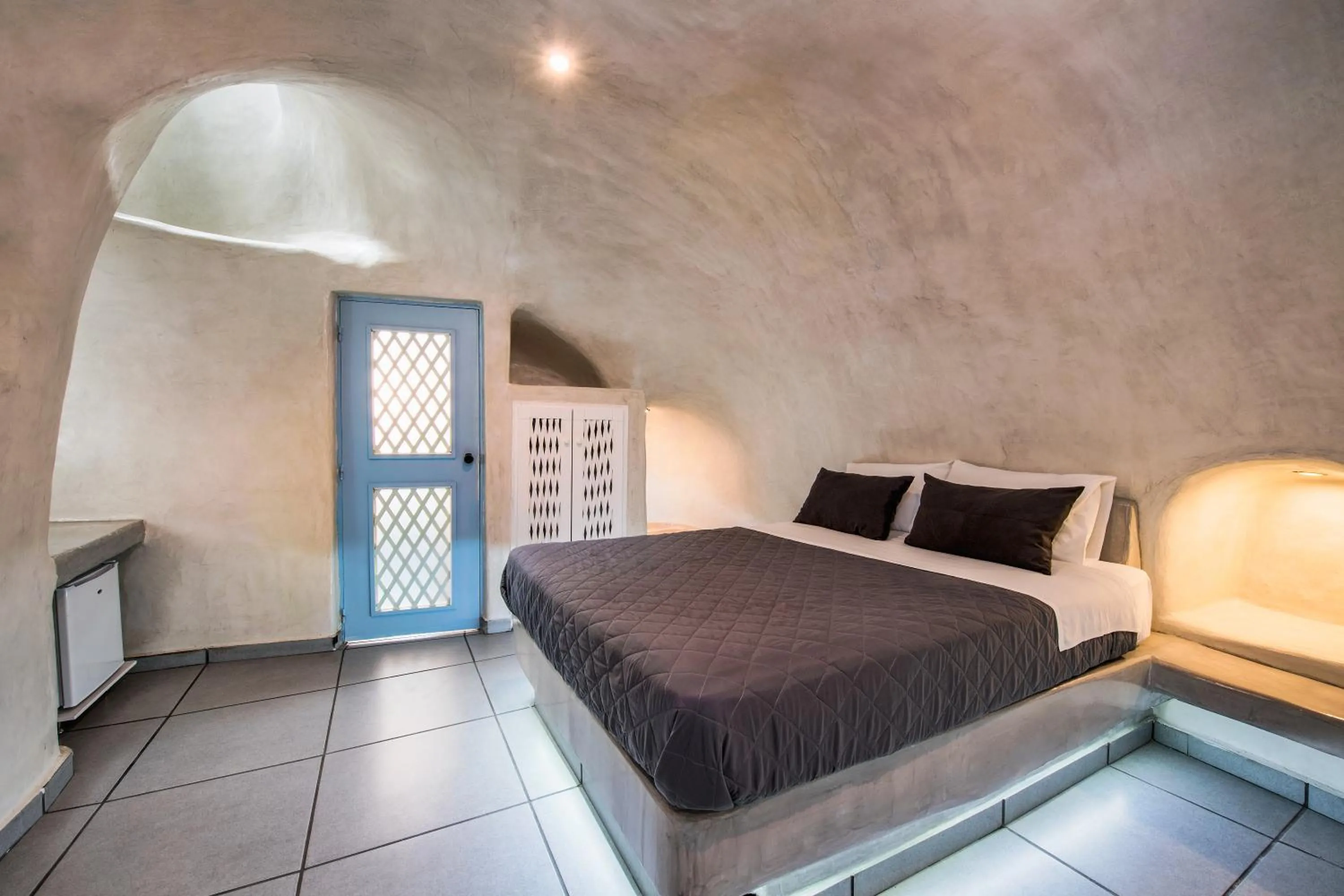 Bed in Katerina's Castle - Caldera Cave Hotel