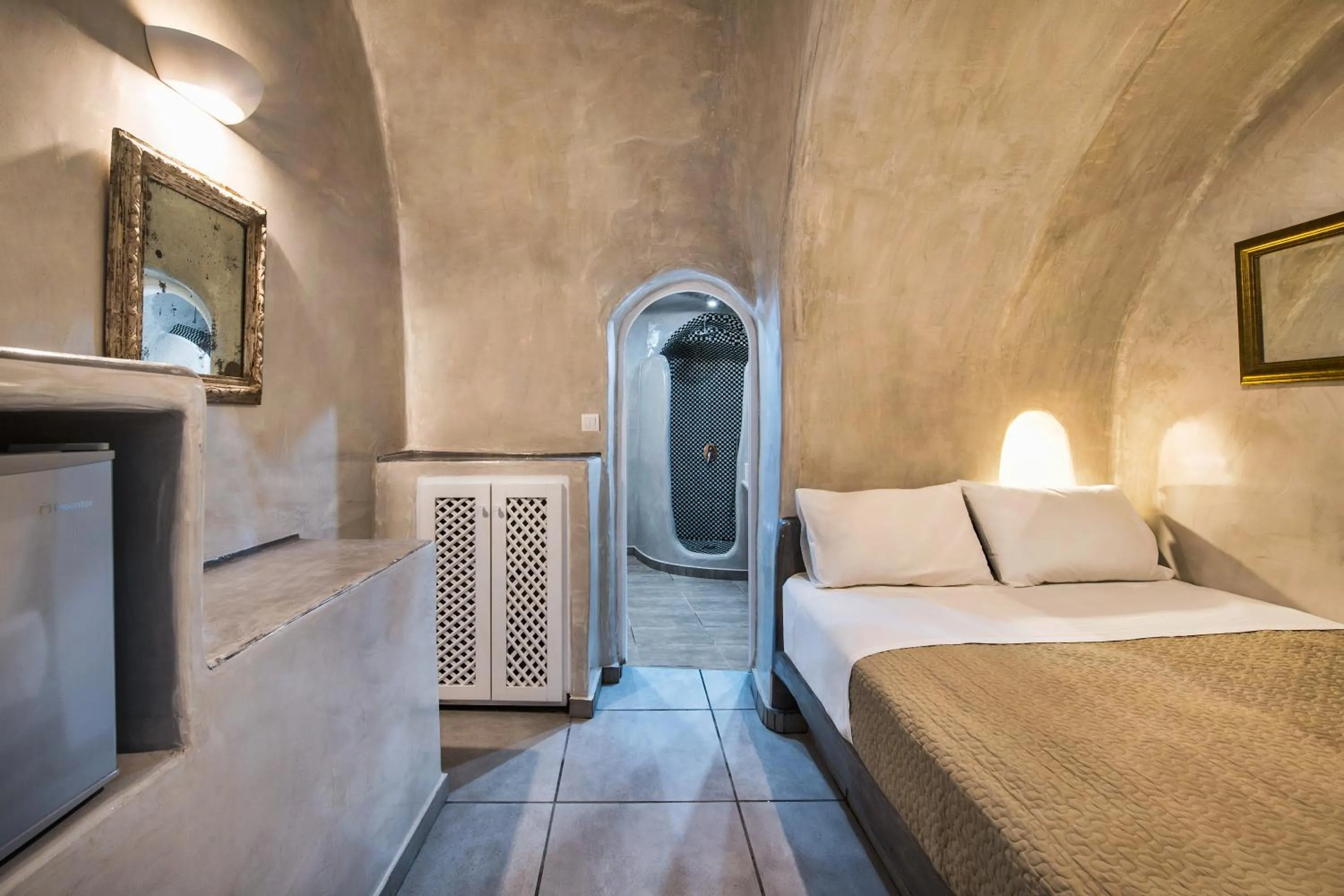 Bed in Katerina's Castle - Caldera Cave Hotel