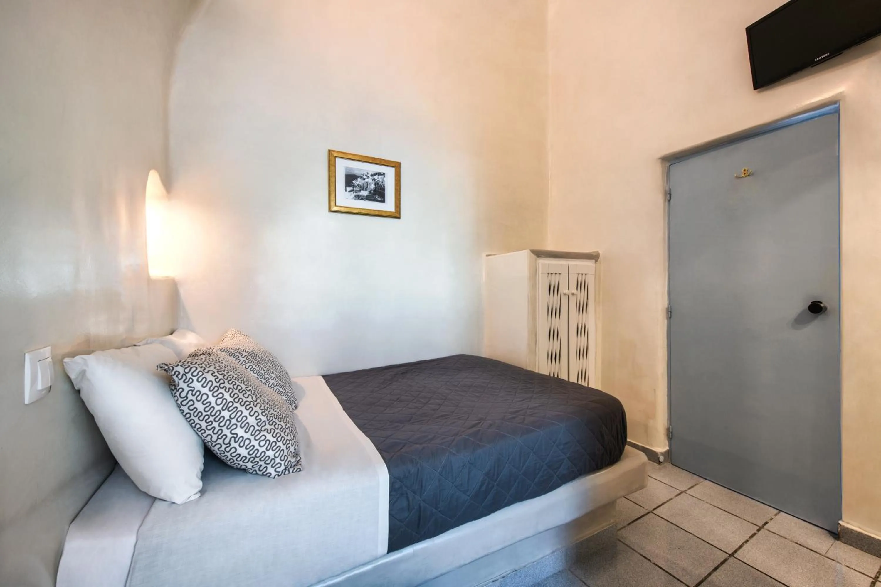 Bedroom, Bed in Katerina's Castle - Caldera Cave Hotel