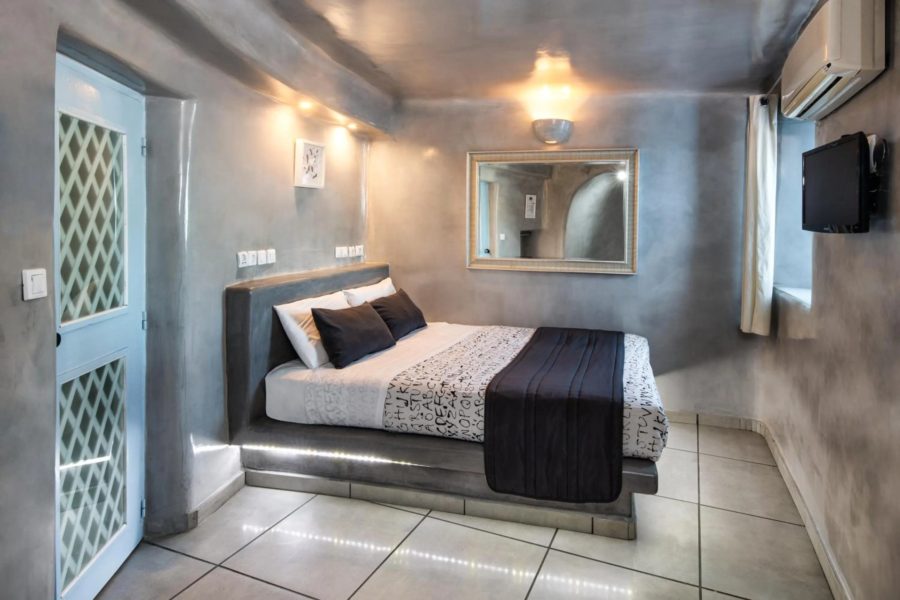 Bedroom, Bed in Katerina's Castle - Caldera Cave Hotel