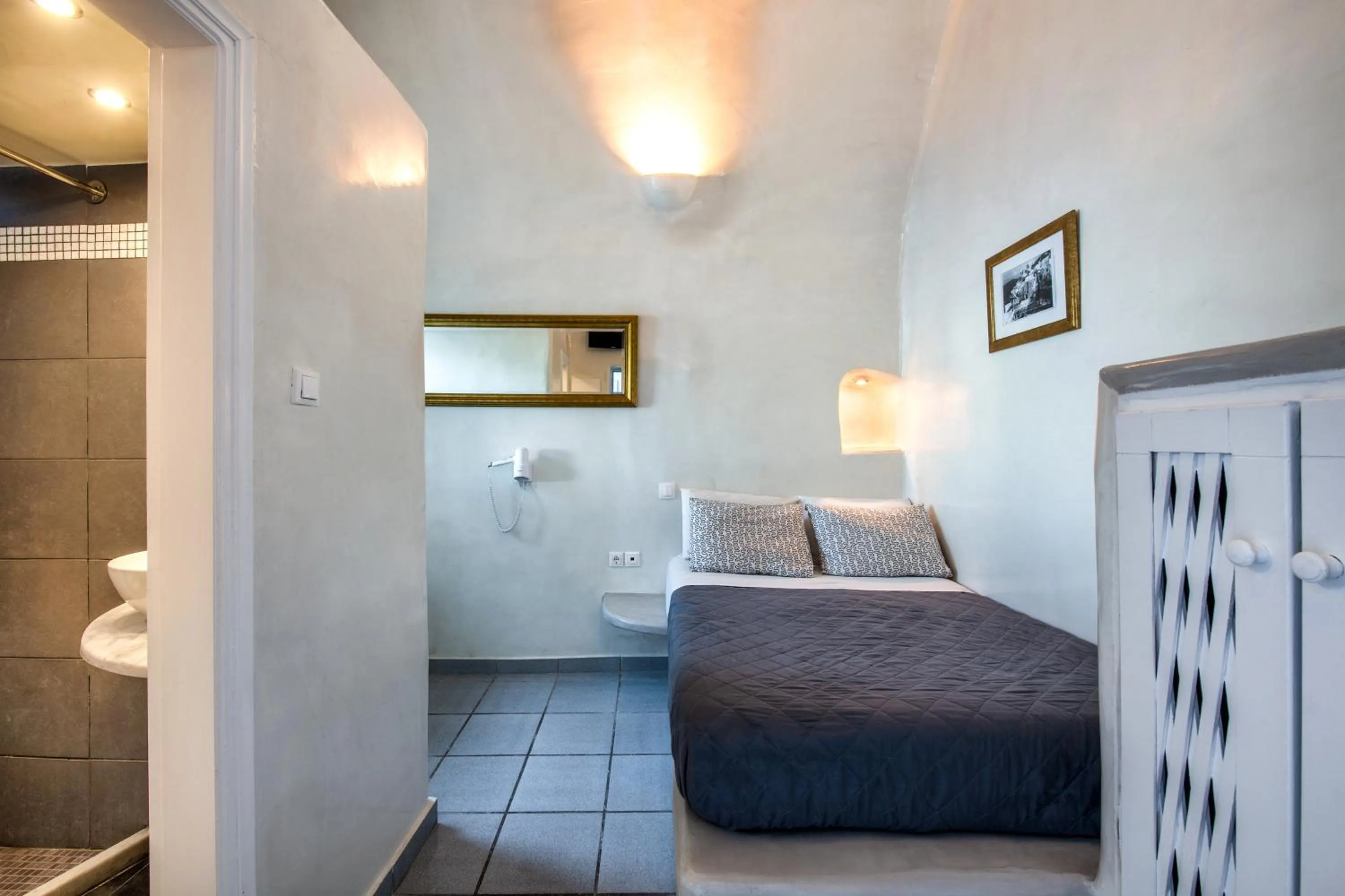 Bedroom, Bed in Katerina's Castle - Caldera Cave Hotel