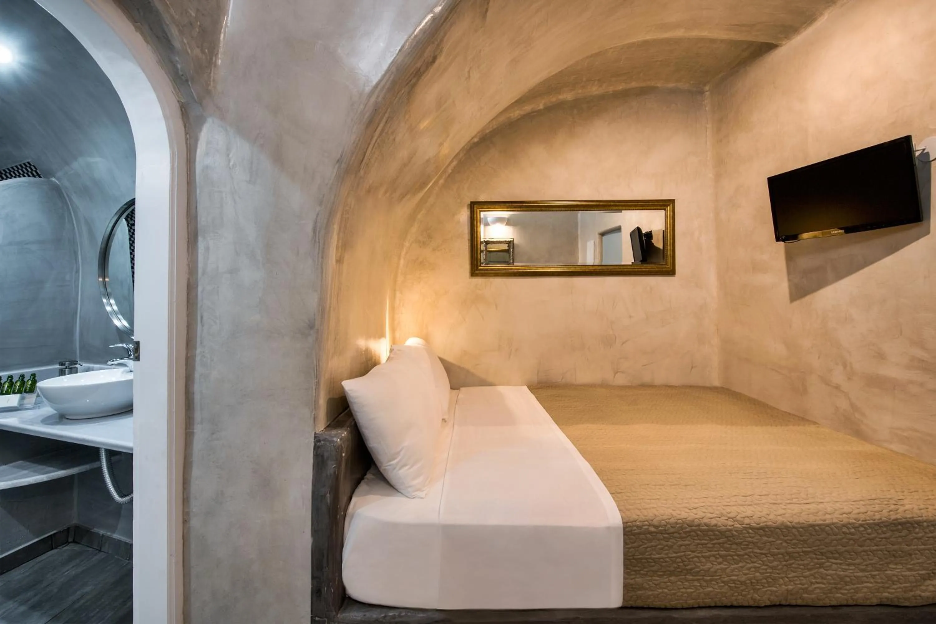 Bed in Katerina's Castle - Caldera Cave Hotel