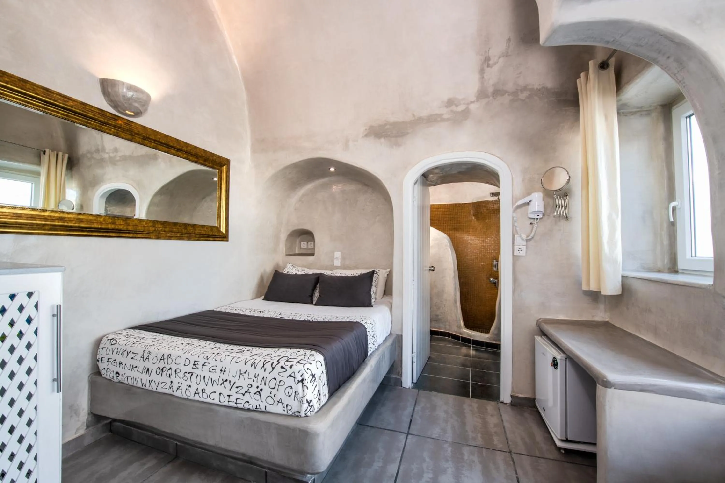 Bedroom, Bed in Katerina's Castle - Caldera Cave Hotel