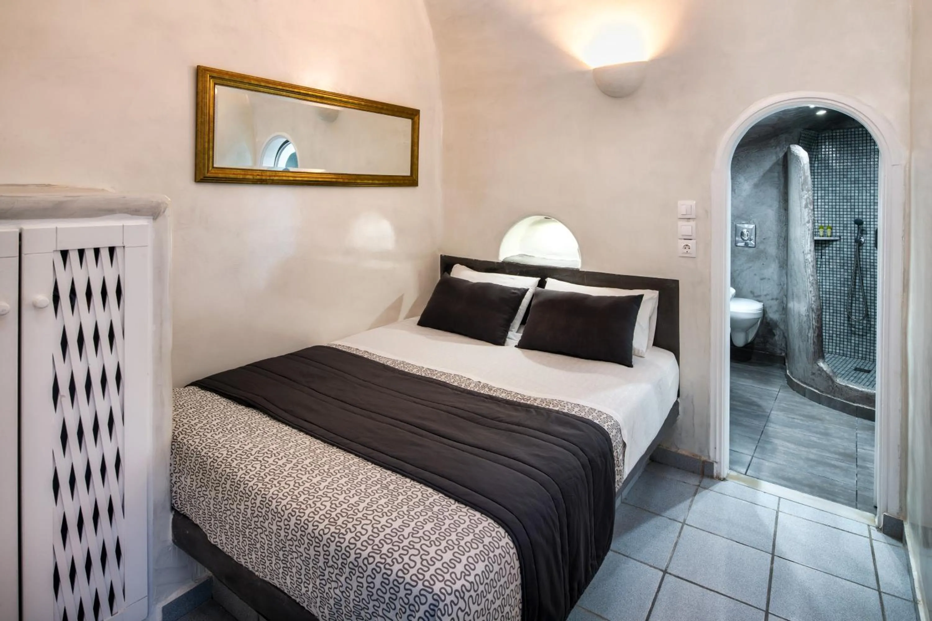 Bedroom, Bed in Katerina's Castle - Caldera Cave Hotel
